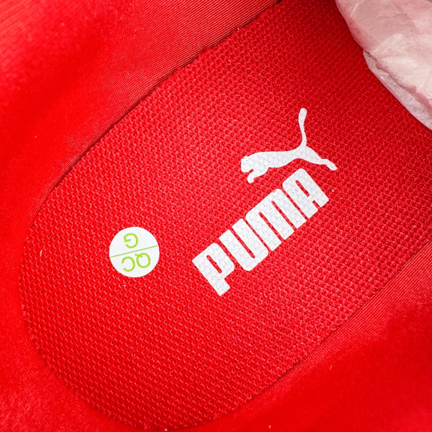 图片[13]-＃KZ纯原 PUMA Speedca OG 彪马极速赛车系列低帮德训风拼接复古百搭休闲运动赛车鞋 口碑大厂出品 品控大底版型不断改良更新 全套原纸板楦头开发 确保原汁原味 完美呈现版型 一比一鞋头弧度高度鞋身弧度 独家私模原厂航空铝磨具打磨大底 鞋头坡度极致还原 无解鞋型 原盒原配 圈内天花板工艺 原厂玻璃冲刀 超高清洁度 全鞋零毛边皮料切割 原厂中底布 鞋款从80、90年代赛车手所穿的防火赛车鞋为原型，鞋身线条模仿了赛车的流线廓形，体现了空气动力学原理的结构。简约流畅的外观，恰好又和贯穿其中的Formstrip Logo融合恰到好处，视觉上细节丰富且协调。本次Speedcat OG鞋款归来，最大看点自然式保留了窄版鞋型以及薄底构造。这两年各品牌鞋底越做越厚，Speedcat反其道而行之，上脚几乎无鞋底的效果带来耳目一新的视觉体验。鞋面依旧是以质感细腻的麂皮材质打造，并且大面积近乎全包裹的使用，复古味道也愈发浓烈。配色上更是将最原始的黑色和红色带回，向F1赛车队的标志性队服致敬。相信让各位一眼种草的更多是出挑的大红色，上脚即可瞬间点亮整体造型，在以球鞋为核心的OOTD中脱颖而出。而另一款黑色则是低调的万金油，彰显新潮个性的同时又不喧宾夺主，也是热爱简约系穿搭朋友的首选。 尺码：35.5 36 37 37.5 38 38.5 39 40 40.5 41 42 42.5 43 44 44.5 45 46-选品中心