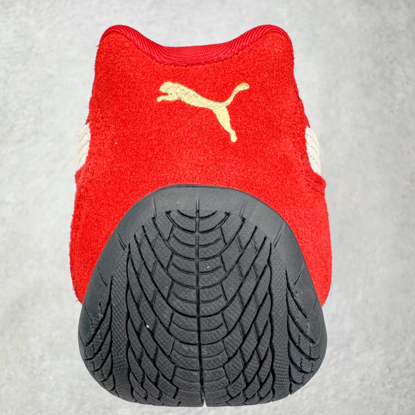 图片[8]-＃KZ纯原 PUMA Speedca OG 彪马极速赛车系列低帮德训风拼接复古百搭休闲运动赛车鞋 口碑大厂出品 品控大底版型不断改良更新 全套原纸板楦头开发 确保原汁原味 完美呈现版型 一比一鞋头弧度高度鞋身弧度 独家私模原厂航空铝磨具打磨大底 鞋头坡度极致还原 无解鞋型 原盒原配 圈内天花板工艺 原厂玻璃冲刀 超高清洁度 全鞋零毛边皮料切割 原厂中底布 鞋款从80、90年代赛车手所穿的防火赛车鞋为原型，鞋身线条模仿了赛车的流线廓形，体现了空气动力学原理的结构。简约流畅的外观，恰好又和贯穿其中的Formstrip Logo融合恰到好处，视觉上细节丰富且协调。本次Speedcat OG鞋款归来，最大看点自然式保留了窄版鞋型以及薄底构造。这两年各品牌鞋底越做越厚，Speedcat反其道而行之，上脚几乎无鞋底的效果带来耳目一新的视觉体验。鞋面依旧是以质感细腻的麂皮材质打造，并且大面积近乎全包裹的使用，复古味道也愈发浓烈。配色上更是将最原始的黑色和红色带回，向F1赛车队的标志性队服致敬。相信让各位一眼种草的更多是出挑的大红色，上脚即可瞬间点亮整体造型，在以球鞋为核心的OOTD中脱颖而出。而另一款黑色则是低调的万金油，彰显新潮个性的同时又不喧宾夺主，也是热爱简约系穿搭朋友的首选。 尺码：35.5 36 37 37.5 38 38.5 39 40 40.5 41 42 42.5 43 44 44.5 45 46-选品中心