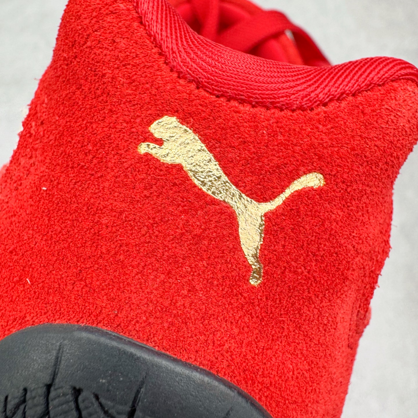 图片[16]-＃KZ纯原 PUMA Speedca OG 彪马极速赛车系列低帮德训风拼接复古百搭休闲运动赛车鞋 口碑大厂出品 品控大底版型不断改良更新 全套原纸板楦头开发 确保原汁原味 完美呈现版型 一比一鞋头弧度高度鞋身弧度 独家私模原厂航空铝磨具打磨大底 鞋头坡度极致还原 无解鞋型 原盒原配 圈内天花板工艺 原厂玻璃冲刀 超高清洁度 全鞋零毛边皮料切割 原厂中底布 鞋款从80、90年代赛车手所穿的防火赛车鞋为原型，鞋身线条模仿了赛车的流线廓形，体现了空气动力学原理的结构。简约流畅的外观，恰好又和贯穿其中的Formstrip Logo融合恰到好处，视觉上细节丰富且协调。本次Speedcat OG鞋款归来，最大看点自然式保留了窄版鞋型以及薄底构造。这两年各品牌鞋底越做越厚，Speedcat反其道而行之，上脚几乎无鞋底的效果带来耳目一新的视觉体验。鞋面依旧是以质感细腻的麂皮材质打造，并且大面积近乎全包裹的使用，复古味道也愈发浓烈。配色上更是将最原始的黑色和红色带回，向F1赛车队的标志性队服致敬。相信让各位一眼种草的更多是出挑的大红色，上脚即可瞬间点亮整体造型，在以球鞋为核心的OOTD中脱颖而出。而另一款黑色则是低调的万金油，彰显新潮个性的同时又不喧宾夺主，也是热爱简约系穿搭朋友的首选。 尺码：35.5 36 37 37.5 38 38.5 39 40 40.5 41 42 42.5 43 44 44.5 45 46-选品中心