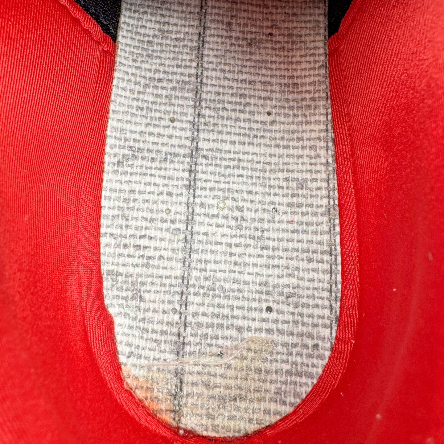 图片[12]-＃KZ纯原 PUMA Speedca OG 彪马极速赛车系列低帮德训风拼接复古百搭休闲运动赛车鞋 口碑大厂出品 品控大底版型不断改良更新 全套原纸板楦头开发 确保原汁原味 完美呈现版型 一比一鞋头弧度高度鞋身弧度 独家私模原厂航空铝磨具打磨大底 鞋头坡度极致还原 无解鞋型 原盒原配 圈内天花板工艺 原厂玻璃冲刀 超高清洁度 全鞋零毛边皮料切割 原厂中底布 鞋款从80、90年代赛车手所穿的防火赛车鞋为原型，鞋身线条模仿了赛车的流线廓形，体现了空气动力学原理的结构。简约流畅的外观，恰好又和贯穿其中的Formstrip Logo融合恰到好处，视觉上细节丰富且协调。本次Speedcat OG鞋款归来，最大看点自然式保留了窄版鞋型以及薄底构造。这两年各品牌鞋底越做越厚，Speedcat反其道而行之，上脚几乎无鞋底的效果带来耳目一新的视觉体验。鞋面依旧是以质感细腻的麂皮材质打造，并且大面积近乎全包裹的使用，复古味道也愈发浓烈。配色上更是将最原始的黑色和红色带回，向F1赛车队的标志性队服致敬。相信让各位一眼种草的更多是出挑的大红色，上脚即可瞬间点亮整体造型，在以球鞋为核心的OOTD中脱颖而出。而另一款黑色则是低调的万金油，彰显新潮个性的同时又不喧宾夺主，也是热爱简约系穿搭朋友的首选。 尺码：35.5 36 37 37.5 38 38.5 39 40 40.5 41 42 42.5 43 44 44.5 45 46-选品中心