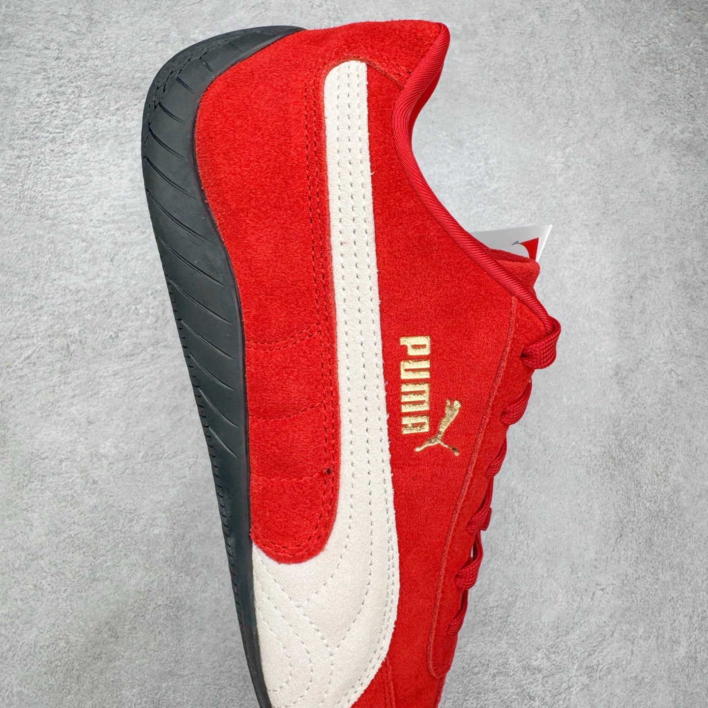 图片[6]-＃KZ纯原 PUMA Speedca OG 彪马极速赛车系列低帮德训风拼接复古百搭休闲运动赛车鞋 口碑大厂出品 品控大底版型不断改良更新 全套原纸板楦头开发 确保原汁原味 完美呈现版型 一比一鞋头弧度高度鞋身弧度 独家私模原厂航空铝磨具打磨大底 鞋头坡度极致还原 无解鞋型 原盒原配 圈内天花板工艺 原厂玻璃冲刀 超高清洁度 全鞋零毛边皮料切割 原厂中底布 鞋款从80、90年代赛车手所穿的防火赛车鞋为原型，鞋身线条模仿了赛车的流线廓形，体现了空气动力学原理的结构。简约流畅的外观，恰好又和贯穿其中的Formstrip Logo融合恰到好处，视觉上细节丰富且协调。本次Speedcat OG鞋款归来，最大看点自然式保留了窄版鞋型以及薄底构造。这两年各品牌鞋底越做越厚，Speedcat反其道而行之，上脚几乎无鞋底的效果带来耳目一新的视觉体验。鞋面依旧是以质感细腻的麂皮材质打造，并且大面积近乎全包裹的使用，复古味道也愈发浓烈。配色上更是将最原始的黑色和红色带回，向F1赛车队的标志性队服致敬。相信让各位一眼种草的更多是出挑的大红色，上脚即可瞬间点亮整体造型，在以球鞋为核心的OOTD中脱颖而出。而另一款黑色则是低调的万金油，彰显新潮个性的同时又不喧宾夺主，也是热爱简约系穿搭朋友的首选。 尺码：35.5 36 37 37.5 38 38.5 39 40 40.5 41 42 42.5 43 44 44.5 45 46-选品中心