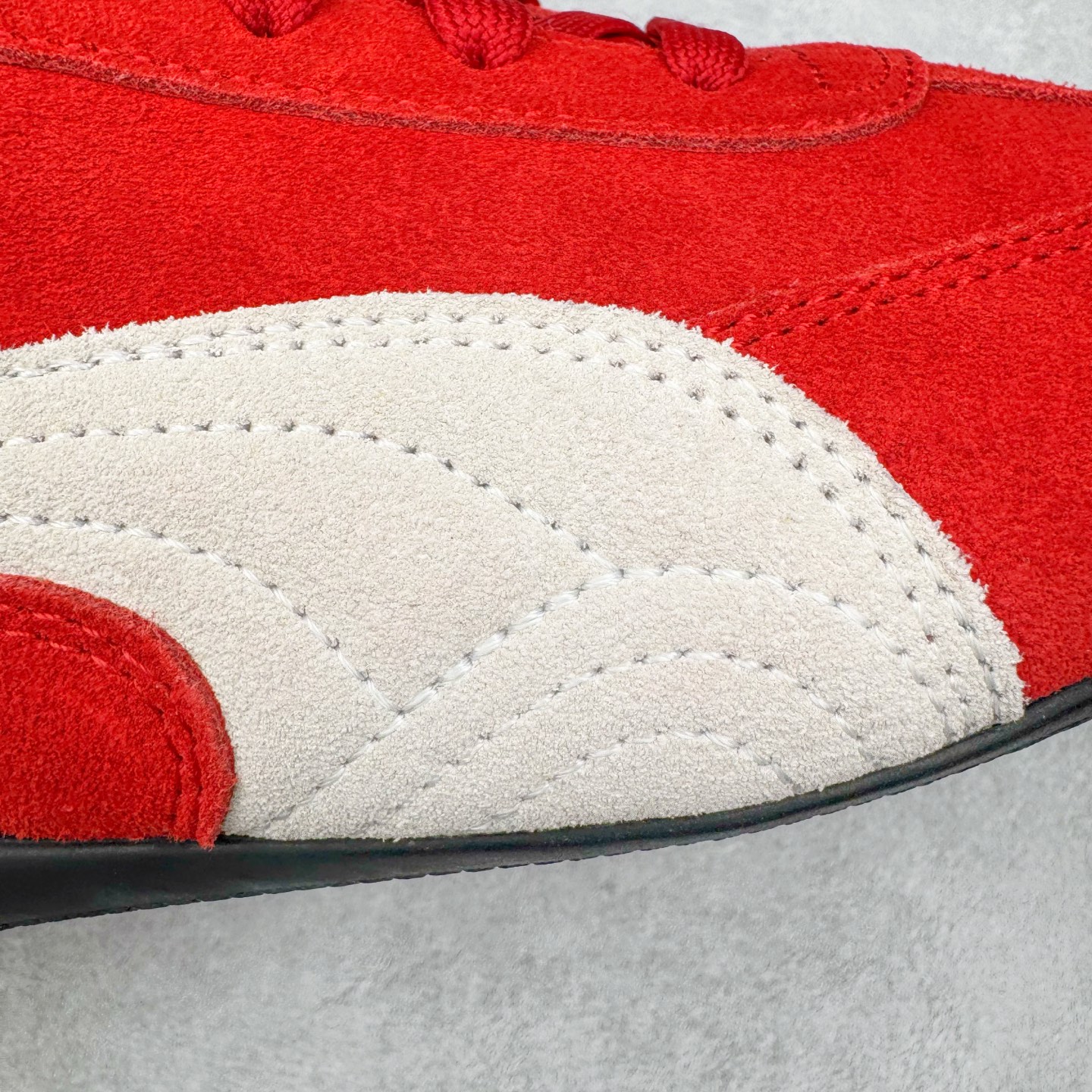 图片[19]-＃KZ纯原 PUMA Speedca OG 彪马极速赛车系列低帮德训风拼接复古百搭休闲运动赛车鞋 口碑大厂出品 品控大底版型不断改良更新 全套原纸板楦头开发 确保原汁原味 完美呈现版型 一比一鞋头弧度高度鞋身弧度 独家私模原厂航空铝磨具打磨大底 鞋头坡度极致还原 无解鞋型 原盒原配 圈内天花板工艺 原厂玻璃冲刀 超高清洁度 全鞋零毛边皮料切割 原厂中底布 鞋款从80、90年代赛车手所穿的防火赛车鞋为原型，鞋身线条模仿了赛车的流线廓形，体现了空气动力学原理的结构。简约流畅的外观，恰好又和贯穿其中的Formstrip Logo融合恰到好处，视觉上细节丰富且协调。本次Speedcat OG鞋款归来，最大看点自然式保留了窄版鞋型以及薄底构造。这两年各品牌鞋底越做越厚，Speedcat反其道而行之，上脚几乎无鞋底的效果带来耳目一新的视觉体验。鞋面依旧是以质感细腻的麂皮材质打造，并且大面积近乎全包裹的使用，复古味道也愈发浓烈。配色上更是将最原始的黑色和红色带回，向F1赛车队的标志性队服致敬。相信让各位一眼种草的更多是出挑的大红色，上脚即可瞬间点亮整体造型，在以球鞋为核心的OOTD中脱颖而出。而另一款黑色则是低调的万金油，彰显新潮个性的同时又不喧宾夺主，也是热爱简约系穿搭朋友的首选。 尺码：35.5 36 37 37.5 38 38.5 39 40 40.5 41 42 42.5 43 44 44.5 45 46-选品中心