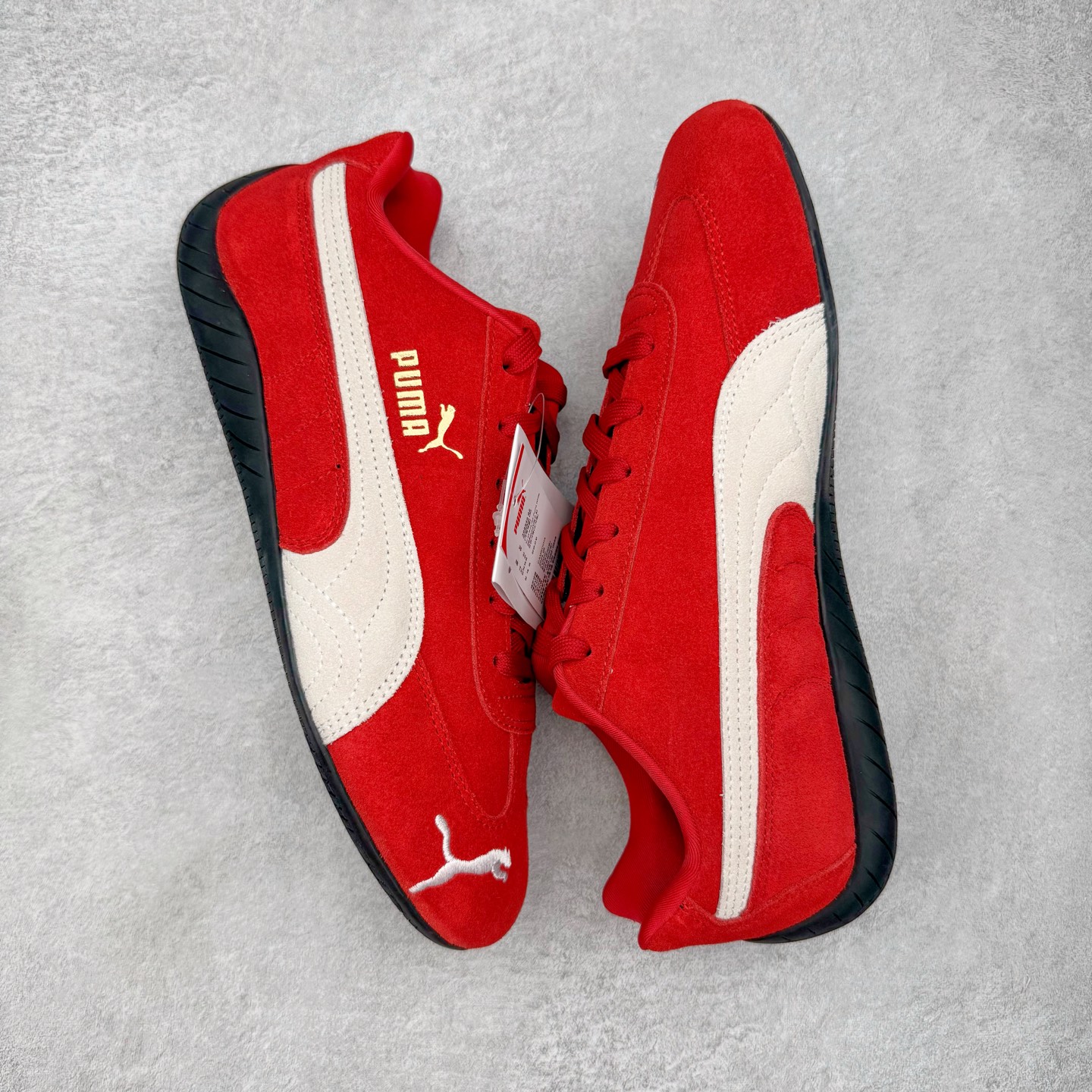 图片[3]-＃KZ纯原 PUMA Speedca OG 彪马极速赛车系列低帮德训风拼接复古百搭休闲运动赛车鞋 口碑大厂出品 品控大底版型不断改良更新 全套原纸板楦头开发 确保原汁原味 完美呈现版型 一比一鞋头弧度高度鞋身弧度 独家私模原厂航空铝磨具打磨大底 鞋头坡度极致还原 无解鞋型 原盒原配 圈内天花板工艺 原厂玻璃冲刀 超高清洁度 全鞋零毛边皮料切割 原厂中底布 鞋款从80、90年代赛车手所穿的防火赛车鞋为原型，鞋身线条模仿了赛车的流线廓形，体现了空气动力学原理的结构。简约流畅的外观，恰好又和贯穿其中的Formstrip Logo融合恰到好处，视觉上细节丰富且协调。本次Speedcat OG鞋款归来，最大看点自然式保留了窄版鞋型以及薄底构造。这两年各品牌鞋底越做越厚，Speedcat反其道而行之，上脚几乎无鞋底的效果带来耳目一新的视觉体验。鞋面依旧是以质感细腻的麂皮材质打造，并且大面积近乎全包裹的使用，复古味道也愈发浓烈。配色上更是将最原始的黑色和红色带回，向F1赛车队的标志性队服致敬。相信让各位一眼种草的更多是出挑的大红色，上脚即可瞬间点亮整体造型，在以球鞋为核心的OOTD中脱颖而出。而另一款黑色则是低调的万金油，彰显新潮个性的同时又不喧宾夺主，也是热爱简约系穿搭朋友的首选。 尺码：35.5 36 37 37.5 38 38.5 39 40 40.5 41 42 42.5 43 44 44.5 45 46-选品中心