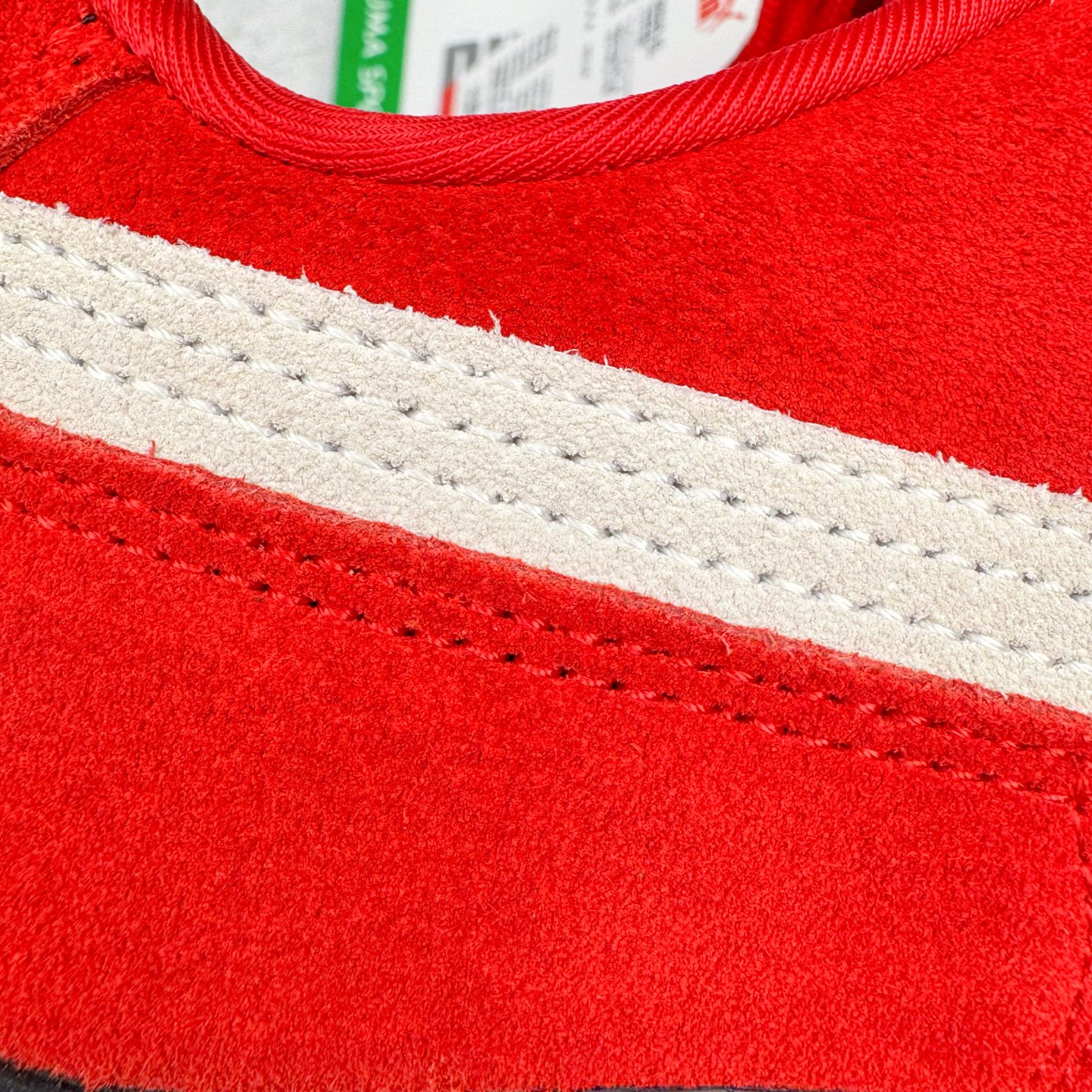 图片[17]-＃KZ纯原 PUMA Speedca OG 彪马极速赛车系列低帮德训风拼接复古百搭休闲运动赛车鞋 口碑大厂出品 品控大底版型不断改良更新 全套原纸板楦头开发 确保原汁原味 完美呈现版型 一比一鞋头弧度高度鞋身弧度 独家私模原厂航空铝磨具打磨大底 鞋头坡度极致还原 无解鞋型 原盒原配 圈内天花板工艺 原厂玻璃冲刀 超高清洁度 全鞋零毛边皮料切割 原厂中底布 鞋款从80、90年代赛车手所穿的防火赛车鞋为原型，鞋身线条模仿了赛车的流线廓形，体现了空气动力学原理的结构。简约流畅的外观，恰好又和贯穿其中的Formstrip Logo融合恰到好处，视觉上细节丰富且协调。本次Speedcat OG鞋款归来，最大看点自然式保留了窄版鞋型以及薄底构造。这两年各品牌鞋底越做越厚，Speedcat反其道而行之，上脚几乎无鞋底的效果带来耳目一新的视觉体验。鞋面依旧是以质感细腻的麂皮材质打造，并且大面积近乎全包裹的使用，复古味道也愈发浓烈。配色上更是将最原始的黑色和红色带回，向F1赛车队的标志性队服致敬。相信让各位一眼种草的更多是出挑的大红色，上脚即可瞬间点亮整体造型，在以球鞋为核心的OOTD中脱颖而出。而另一款黑色则是低调的万金油，彰显新潮个性的同时又不喧宾夺主，也是热爱简约系穿搭朋友的首选。 尺码：35.5 36 37 37.5 38 38.5 39 40 40.5 41 42 42.5 43 44 44.5 45 46-选品中心