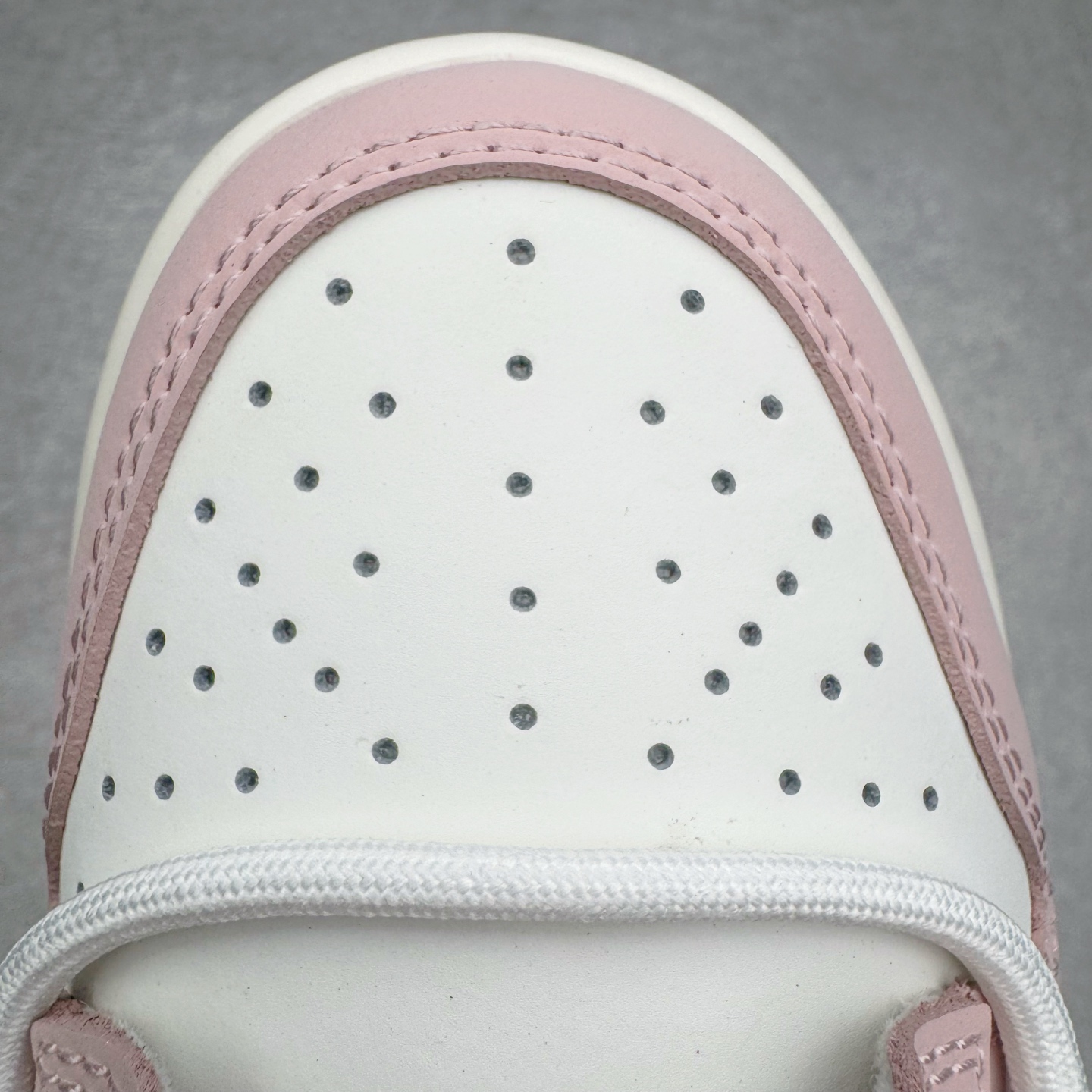 图片[19]-＃YC纯原 NK Dunk Low 温柔豆沙 PC0528-105 当柔雾粉褪去甜腻，如晨光中初绽的玫瑰，与纯净的珍珠白皮革共同勾勒出优雅廓形。鞋身如马卡龙色盘般柔和，豆沙粉Swoosh似笔锋勾勒的弧线，悄然将街头潮酷基因融入每一寸温柔肌理。后跟压印「Good Luck」幸运签名，是藏在细节里的仪式感，无需刻意张扬，温柔本身就是强大的磁场。定制系列天花板 无原鞋不开发 全系列得物原鞋一比一校对开发 配色持续更新中 终端对接 优势输出 全套原厂楦头原纸板数据档案倾力打造 原汁原味莞产 极致还原 圈内最强针车工艺 高端零售指定版 广东原厂配套原盒原标 鞋盒分三个尺码段 原厂冲刀 超高清洁度 全鞋零毛边皮料切割 采用原厂百宏鞋带以及原厂百宏织唛舌标 内标可供原厂几率过验 进口原装条纹中底布 四线拉帮白色点胶 原厂拉帮手法遵循公司 原厂电绣 极致还原 尺码：36 36.5 37.5 38 38.5 39 40 40.5 41 42 42.5 43 44 44.5 45 46-选品中心