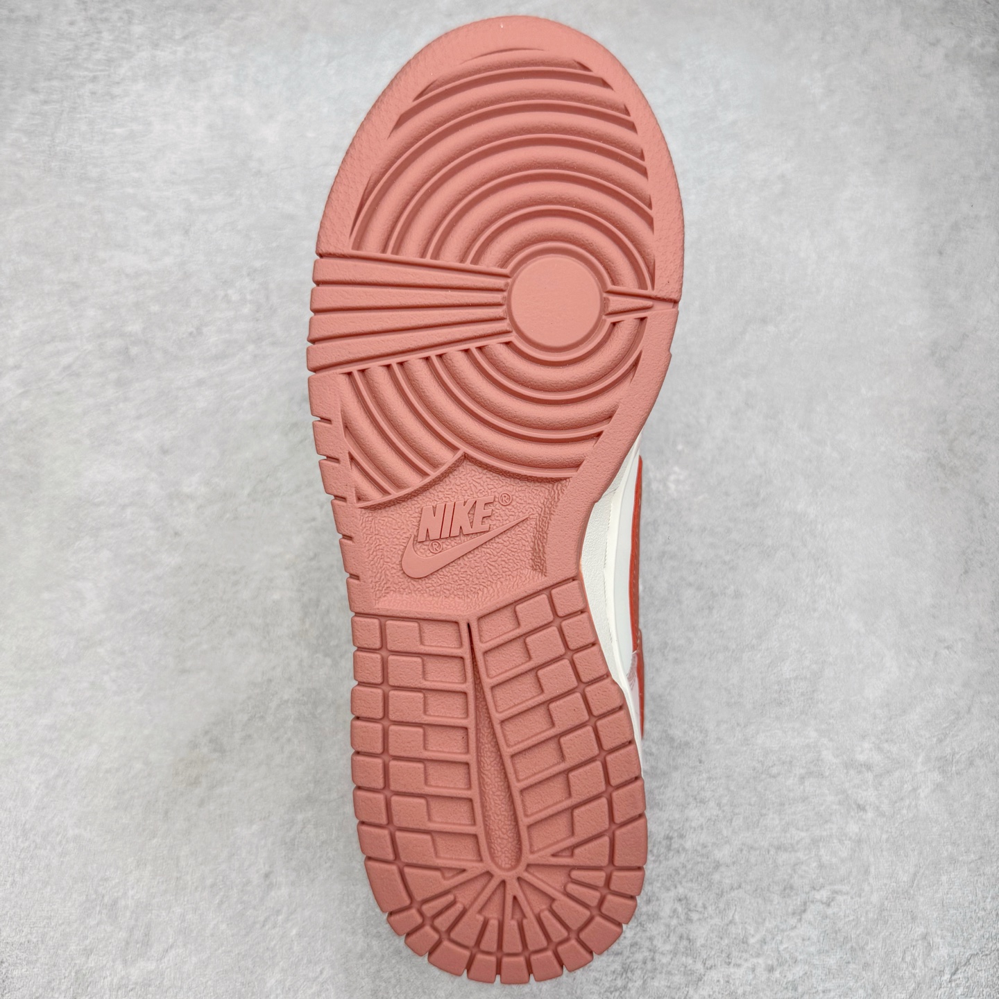 图片[9]-＃YC纯原 NK Dunk Low 温柔豆沙 PC0528-105 当柔雾粉褪去甜腻，如晨光中初绽的玫瑰，与纯净的珍珠白皮革共同勾勒出优雅廓形。鞋身如马卡龙色盘般柔和，豆沙粉Swoosh似笔锋勾勒的弧线，悄然将街头潮酷基因融入每一寸温柔肌理。后跟压印「Good Luck」幸运签名，是藏在细节里的仪式感，无需刻意张扬，温柔本身就是强大的磁场。定制系列天花板 无原鞋不开发 全系列得物原鞋一比一校对开发 配色持续更新中 终端对接 优势输出 全套原厂楦头原纸板数据档案倾力打造 原汁原味莞产 极致还原 圈内最强针车工艺 高端零售指定版 广东原厂配套原盒原标 鞋盒分三个尺码段 原厂冲刀 超高清洁度 全鞋零毛边皮料切割 采用原厂百宏鞋带以及原厂百宏织唛舌标 内标可供原厂几率过验 进口原装条纹中底布 四线拉帮白色点胶 原厂拉帮手法遵循公司 原厂电绣 极致还原 尺码：36 36.5 37.5 38 38.5 39 40 40.5 41 42 42.5 43 44 44.5 45 46-选品中心