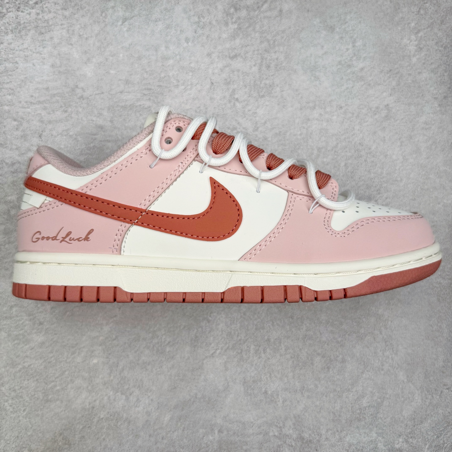 ＃YC纯原 NK Dunk Low 温柔豆沙 PC0528-105 当柔雾粉褪去甜腻，如晨光中初绽的玫瑰，与纯净的珍珠白皮革共同勾勒出优雅廓形。鞋身如马卡龙色盘般柔和，豆沙粉Swoosh似笔锋勾勒的弧线，悄然将街头潮酷基因融入每一寸温柔肌理。后跟压印「Good Luck」幸运签名，是藏在细节里的仪式感，无需刻意张扬，温柔本身就是强大的磁场。定制系列天花板 无原鞋不开发 全系列得物原鞋一比一校对开发 配色持续更新中 终端对接 优势输出 全套原厂楦头原纸板数据档案倾力打造 原汁原味莞产 极致还原 圈内最强针车工艺 高端零售指定版 广东原厂配套原盒原标 鞋盒分三个尺码段 原厂冲刀 超高清洁度 全鞋零毛边皮料切割 采用原厂百宏鞋带以及原厂百宏织唛舌标 内标可供原厂几率过验 进口原装条纹中底布 四线拉帮白色点胶 原厂拉帮手法遵循公司 原厂电绣 极致还原 尺码：36 36.5 37.5 38 38.5 39 40 40.5 41 42 42.5 43 44 44.5 45 46-选品中心