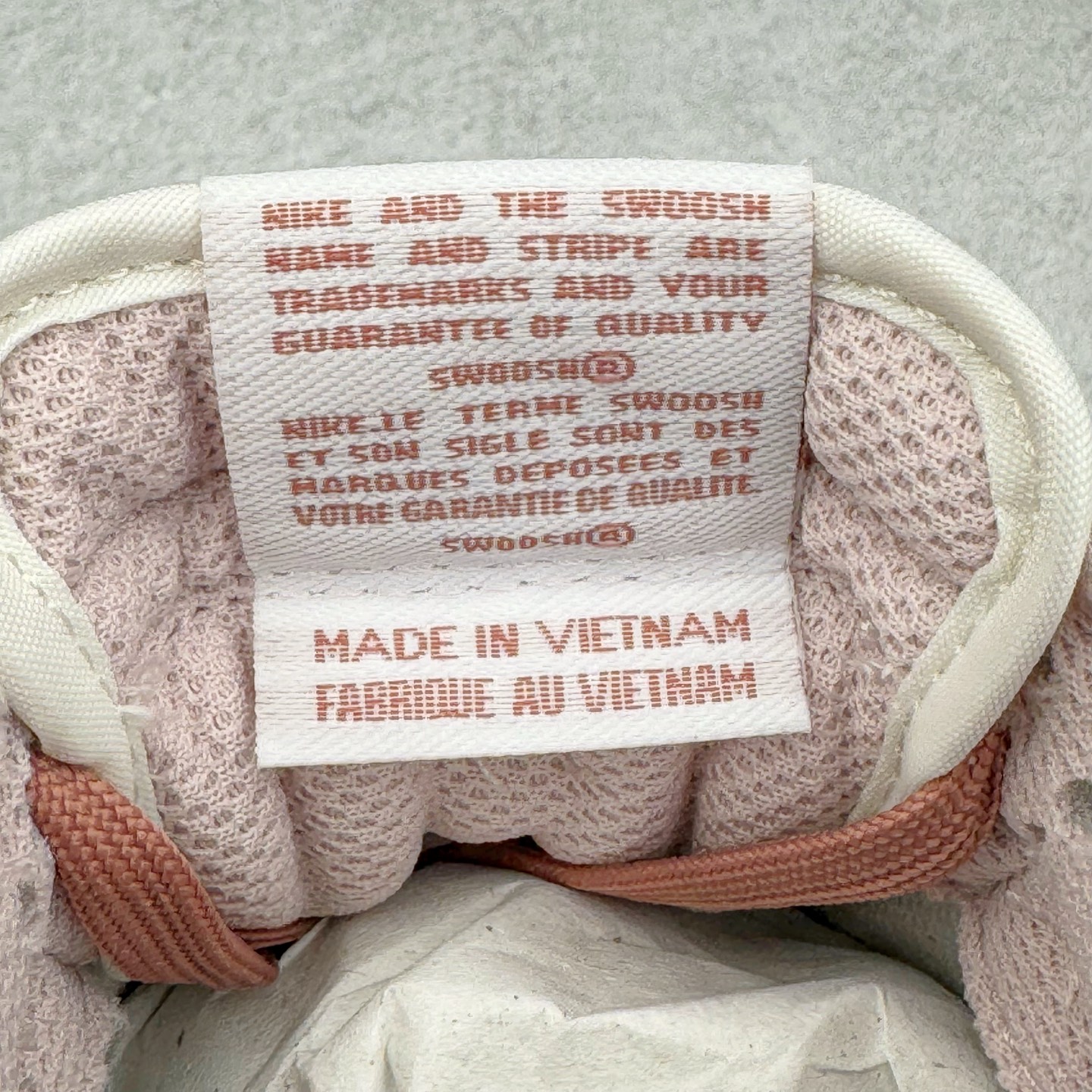 图片[13]-＃YC纯原 NK Dunk Low 温柔豆沙 PC0528-105 当柔雾粉褪去甜腻，如晨光中初绽的玫瑰，与纯净的珍珠白皮革共同勾勒出优雅廓形。鞋身如马卡龙色盘般柔和，豆沙粉Swoosh似笔锋勾勒的弧线，悄然将街头潮酷基因融入每一寸温柔肌理。后跟压印「Good Luck」幸运签名，是藏在细节里的仪式感，无需刻意张扬，温柔本身就是强大的磁场。定制系列天花板 无原鞋不开发 全系列得物原鞋一比一校对开发 配色持续更新中 终端对接 优势输出 全套原厂楦头原纸板数据档案倾力打造 原汁原味莞产 极致还原 圈内最强针车工艺 高端零售指定版 广东原厂配套原盒原标 鞋盒分三个尺码段 原厂冲刀 超高清洁度 全鞋零毛边皮料切割 采用原厂百宏鞋带以及原厂百宏织唛舌标 内标可供原厂几率过验 进口原装条纹中底布 四线拉帮白色点胶 原厂拉帮手法遵循公司 原厂电绣 极致还原 尺码：36 36.5 37.5 38 38.5 39 40 40.5 41 42 42.5 43 44 44.5 45 46-选品中心