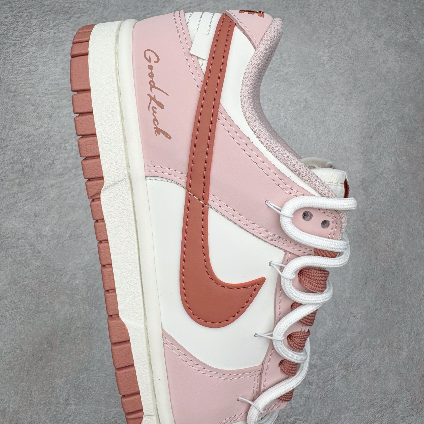 图片[6]-＃YC纯原 NK Dunk Low 温柔豆沙 PC0528-105 当柔雾粉褪去甜腻，如晨光中初绽的玫瑰，与纯净的珍珠白皮革共同勾勒出优雅廓形。鞋身如马卡龙色盘般柔和，豆沙粉Swoosh似笔锋勾勒的弧线，悄然将街头潮酷基因融入每一寸温柔肌理。后跟压印「Good Luck」幸运签名，是藏在细节里的仪式感，无需刻意张扬，温柔本身就是强大的磁场。定制系列天花板 无原鞋不开发 全系列得物原鞋一比一校对开发 配色持续更新中 终端对接 优势输出 全套原厂楦头原纸板数据档案倾力打造 原汁原味莞产 极致还原 圈内最强针车工艺 高端零售指定版 广东原厂配套原盒原标 鞋盒分三个尺码段 原厂冲刀 超高清洁度 全鞋零毛边皮料切割 采用原厂百宏鞋带以及原厂百宏织唛舌标 内标可供原厂几率过验 进口原装条纹中底布 四线拉帮白色点胶 原厂拉帮手法遵循公司 原厂电绣 极致还原 尺码：36 36.5 37.5 38 38.5 39 40 40.5 41 42 42.5 43 44 44.5 45 46-选品中心