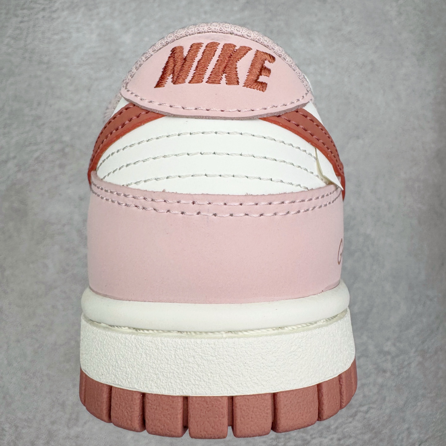 图片[8]-＃YC纯原 NK Dunk Low 温柔豆沙 PC0528-105 当柔雾粉褪去甜腻，如晨光中初绽的玫瑰，与纯净的珍珠白皮革共同勾勒出优雅廓形。鞋身如马卡龙色盘般柔和，豆沙粉Swoosh似笔锋勾勒的弧线，悄然将街头潮酷基因融入每一寸温柔肌理。后跟压印「Good Luck」幸运签名，是藏在细节里的仪式感，无需刻意张扬，温柔本身就是强大的磁场。定制系列天花板 无原鞋不开发 全系列得物原鞋一比一校对开发 配色持续更新中 终端对接 优势输出 全套原厂楦头原纸板数据档案倾力打造 原汁原味莞产 极致还原 圈内最强针车工艺 高端零售指定版 广东原厂配套原盒原标 鞋盒分三个尺码段 原厂冲刀 超高清洁度 全鞋零毛边皮料切割 采用原厂百宏鞋带以及原厂百宏织唛舌标 内标可供原厂几率过验 进口原装条纹中底布 四线拉帮白色点胶 原厂拉帮手法遵循公司 原厂电绣 极致还原 尺码：36 36.5 37.5 38 38.5 39 40 40.5 41 42 42.5 43 44 44.5 45 46-选品中心