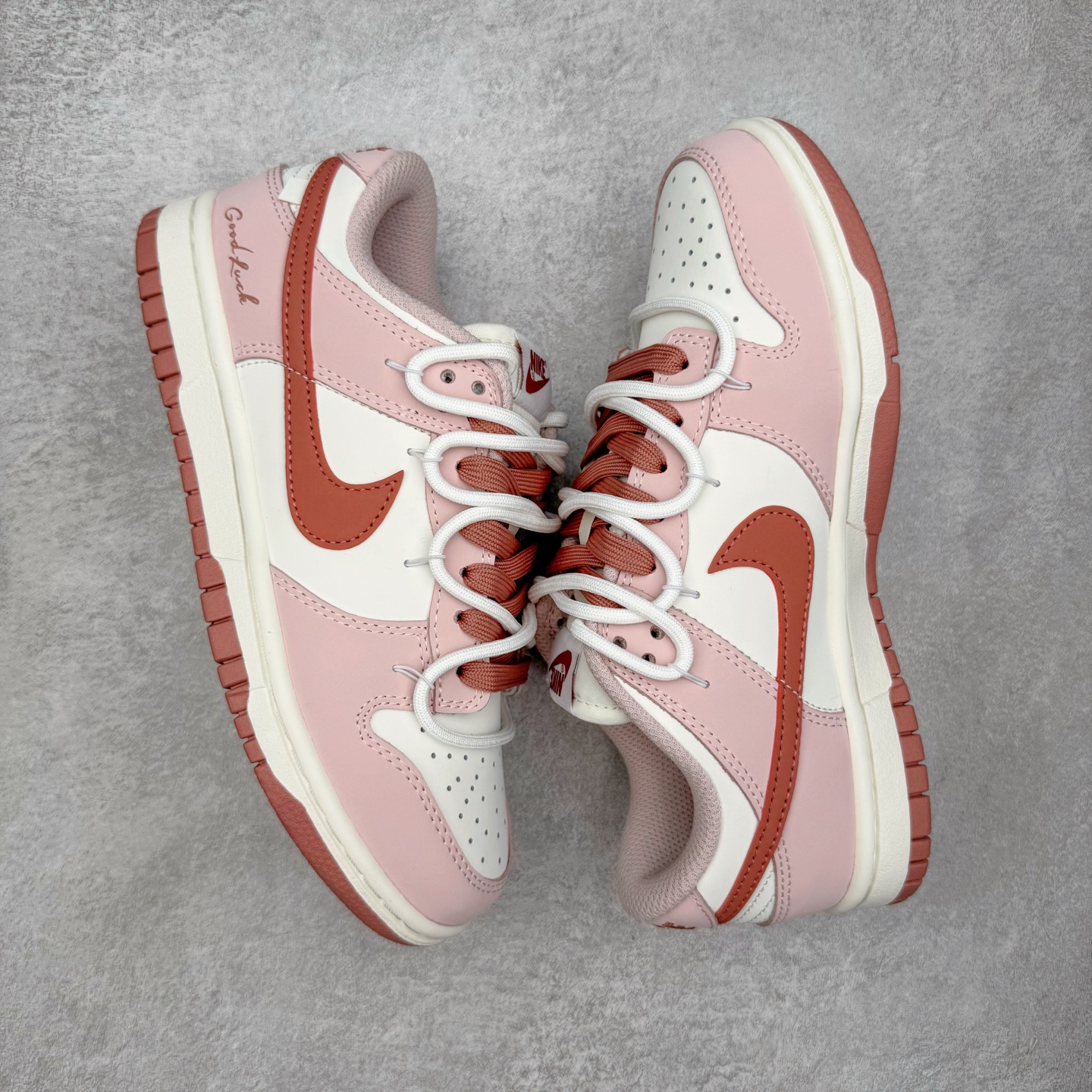 图片[3]-＃YC纯原 NK Dunk Low 温柔豆沙 PC0528-105 当柔雾粉褪去甜腻，如晨光中初绽的玫瑰，与纯净的珍珠白皮革共同勾勒出优雅廓形。鞋身如马卡龙色盘般柔和，豆沙粉Swoosh似笔锋勾勒的弧线，悄然将街头潮酷基因融入每一寸温柔肌理。后跟压印「Good Luck」幸运签名，是藏在细节里的仪式感，无需刻意张扬，温柔本身就是强大的磁场。定制系列天花板 无原鞋不开发 全系列得物原鞋一比一校对开发 配色持续更新中 终端对接 优势输出 全套原厂楦头原纸板数据档案倾力打造 原汁原味莞产 极致还原 圈内最强针车工艺 高端零售指定版 广东原厂配套原盒原标 鞋盒分三个尺码段 原厂冲刀 超高清洁度 全鞋零毛边皮料切割 采用原厂百宏鞋带以及原厂百宏织唛舌标 内标可供原厂几率过验 进口原装条纹中底布 四线拉帮白色点胶 原厂拉帮手法遵循公司 原厂电绣 极致还原 尺码：36 36.5 37.5 38 38.5 39 40 40.5 41 42 42.5 43 44 44.5 45 46-选品中心