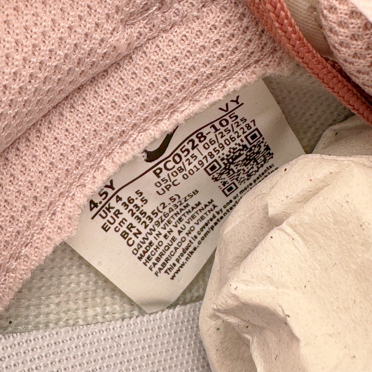 图片[12]-＃YC纯原 NK Dunk Low 温柔豆沙 PC0528-105 当柔雾粉褪去甜腻，如晨光中初绽的玫瑰，与纯净的珍珠白皮革共同勾勒出优雅廓形。鞋身如马卡龙色盘般柔和，豆沙粉Swoosh似笔锋勾勒的弧线，悄然将街头潮酷基因融入每一寸温柔肌理。后跟压印「Good Luck」幸运签名，是藏在细节里的仪式感，无需刻意张扬，温柔本身就是强大的磁场。定制系列天花板 无原鞋不开发 全系列得物原鞋一比一校对开发 配色持续更新中 终端对接 优势输出 全套原厂楦头原纸板数据档案倾力打造 原汁原味莞产 极致还原 圈内最强针车工艺 高端零售指定版 广东原厂配套原盒原标 鞋盒分三个尺码段 原厂冲刀 超高清洁度 全鞋零毛边皮料切割 采用原厂百宏鞋带以及原厂百宏织唛舌标 内标可供原厂几率过验 进口原装条纹中底布 四线拉帮白色点胶 原厂拉帮手法遵循公司 原厂电绣 极致还原 尺码：36 36.5 37.5 38 38.5 39 40 40.5 41 42 42.5 43 44 44.5 45 46-选品中心