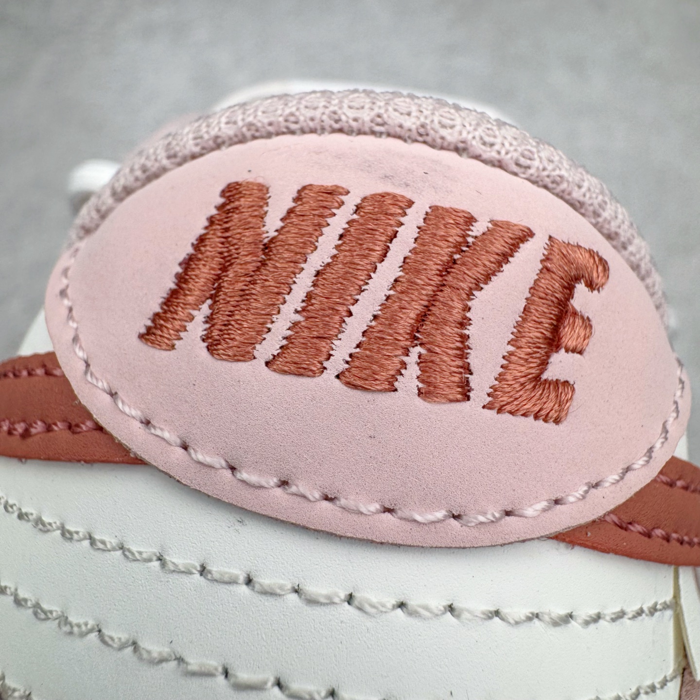 图片[15]-＃YC纯原 NK Dunk Low 温柔豆沙 PC0528-105 当柔雾粉褪去甜腻，如晨光中初绽的玫瑰，与纯净的珍珠白皮革共同勾勒出优雅廓形。鞋身如马卡龙色盘般柔和，豆沙粉Swoosh似笔锋勾勒的弧线，悄然将街头潮酷基因融入每一寸温柔肌理。后跟压印「Good Luck」幸运签名，是藏在细节里的仪式感，无需刻意张扬，温柔本身就是强大的磁场。定制系列天花板 无原鞋不开发 全系列得物原鞋一比一校对开发 配色持续更新中 终端对接 优势输出 全套原厂楦头原纸板数据档案倾力打造 原汁原味莞产 极致还原 圈内最强针车工艺 高端零售指定版 广东原厂配套原盒原标 鞋盒分三个尺码段 原厂冲刀 超高清洁度 全鞋零毛边皮料切割 采用原厂百宏鞋带以及原厂百宏织唛舌标 内标可供原厂几率过验 进口原装条纹中底布 四线拉帮白色点胶 原厂拉帮手法遵循公司 原厂电绣 极致还原 尺码：36 36.5 37.5 38 38.5 39 40 40.5 41 42 42.5 43 44 44.5 45 46-选品中心