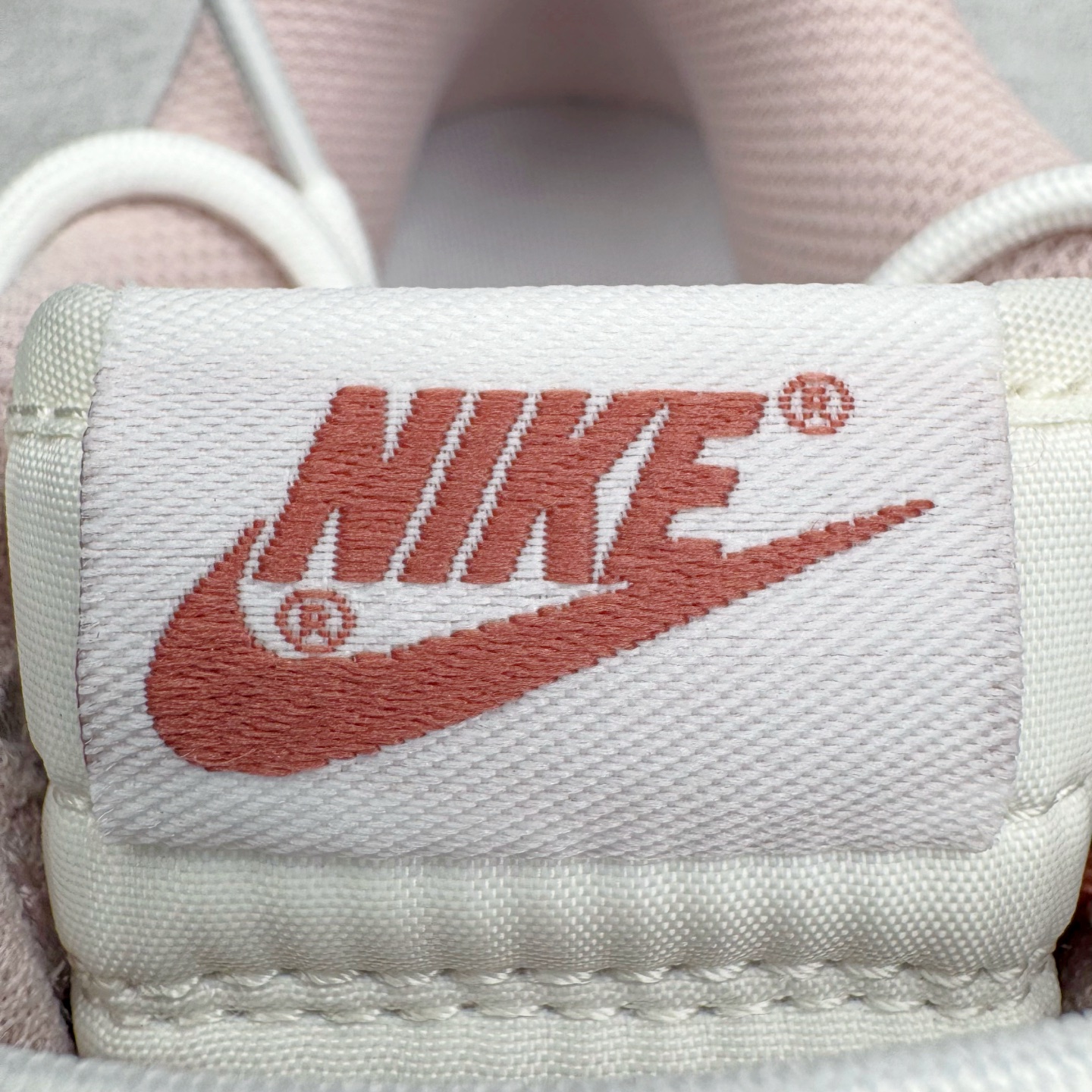 图片[20]-＃YC纯原 NK Dunk Low 温柔豆沙 PC0528-105 当柔雾粉褪去甜腻，如晨光中初绽的玫瑰，与纯净的珍珠白皮革共同勾勒出优雅廓形。鞋身如马卡龙色盘般柔和，豆沙粉Swoosh似笔锋勾勒的弧线，悄然将街头潮酷基因融入每一寸温柔肌理。后跟压印「Good Luck」幸运签名，是藏在细节里的仪式感，无需刻意张扬，温柔本身就是强大的磁场。定制系列天花板 无原鞋不开发 全系列得物原鞋一比一校对开发 配色持续更新中 终端对接 优势输出 全套原厂楦头原纸板数据档案倾力打造 原汁原味莞产 极致还原 圈内最强针车工艺 高端零售指定版 广东原厂配套原盒原标 鞋盒分三个尺码段 原厂冲刀 超高清洁度 全鞋零毛边皮料切割 采用原厂百宏鞋带以及原厂百宏织唛舌标 内标可供原厂几率过验 进口原装条纹中底布 四线拉帮白色点胶 原厂拉帮手法遵循公司 原厂电绣 极致还原 尺码：36 36.5 37.5 38 38.5 39 40 40.5 41 42 42.5 43 44 44.5 45 46-选品中心