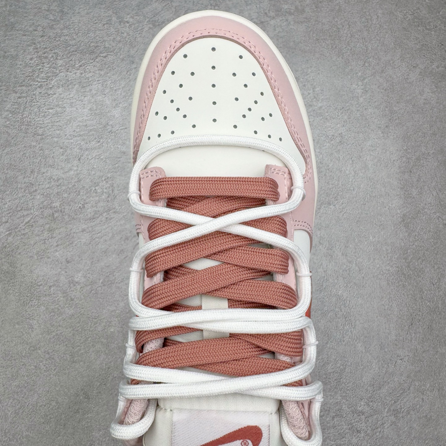 图片[4]-＃YC纯原 NK Dunk Low 温柔豆沙 PC0528-105 当柔雾粉褪去甜腻，如晨光中初绽的玫瑰，与纯净的珍珠白皮革共同勾勒出优雅廓形。鞋身如马卡龙色盘般柔和，豆沙粉Swoosh似笔锋勾勒的弧线，悄然将街头潮酷基因融入每一寸温柔肌理。后跟压印「Good Luck」幸运签名，是藏在细节里的仪式感，无需刻意张扬，温柔本身就是强大的磁场。定制系列天花板 无原鞋不开发 全系列得物原鞋一比一校对开发 配色持续更新中 终端对接 优势输出 全套原厂楦头原纸板数据档案倾力打造 原汁原味莞产 极致还原 圈内最强针车工艺 高端零售指定版 广东原厂配套原盒原标 鞋盒分三个尺码段 原厂冲刀 超高清洁度 全鞋零毛边皮料切割 采用原厂百宏鞋带以及原厂百宏织唛舌标 内标可供原厂几率过验 进口原装条纹中底布 四线拉帮白色点胶 原厂拉帮手法遵循公司 原厂电绣 极致还原 尺码：36 36.5 37.5 38 38.5 39 40 40.5 41 42 42.5 43 44 44.5 45 46-选品中心