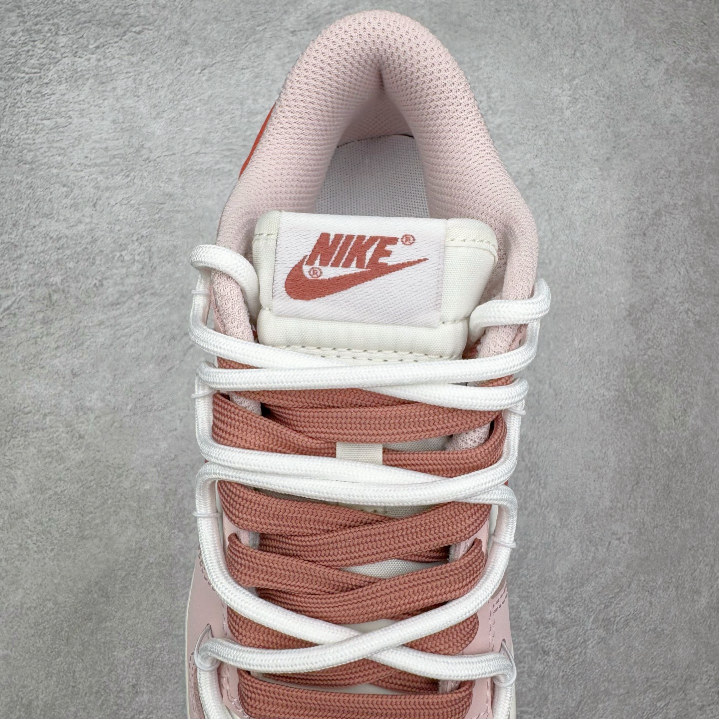 图片[5]-＃YC纯原 NK Dunk Low 温柔豆沙 PC0528-105 当柔雾粉褪去甜腻，如晨光中初绽的玫瑰，与纯净的珍珠白皮革共同勾勒出优雅廓形。鞋身如马卡龙色盘般柔和，豆沙粉Swoosh似笔锋勾勒的弧线，悄然将街头潮酷基因融入每一寸温柔肌理。后跟压印「Good Luck」幸运签名，是藏在细节里的仪式感，无需刻意张扬，温柔本身就是强大的磁场。定制系列天花板 无原鞋不开发 全系列得物原鞋一比一校对开发 配色持续更新中 终端对接 优势输出 全套原厂楦头原纸板数据档案倾力打造 原汁原味莞产 极致还原 圈内最强针车工艺 高端零售指定版 广东原厂配套原盒原标 鞋盒分三个尺码段 原厂冲刀 超高清洁度 全鞋零毛边皮料切割 采用原厂百宏鞋带以及原厂百宏织唛舌标 内标可供原厂几率过验 进口原装条纹中底布 四线拉帮白色点胶 原厂拉帮手法遵循公司 原厂电绣 极致还原 尺码：36 36.5 37.5 38 38.5 39 40 40.5 41 42 42.5 43 44 44.5 45 46-选品中心