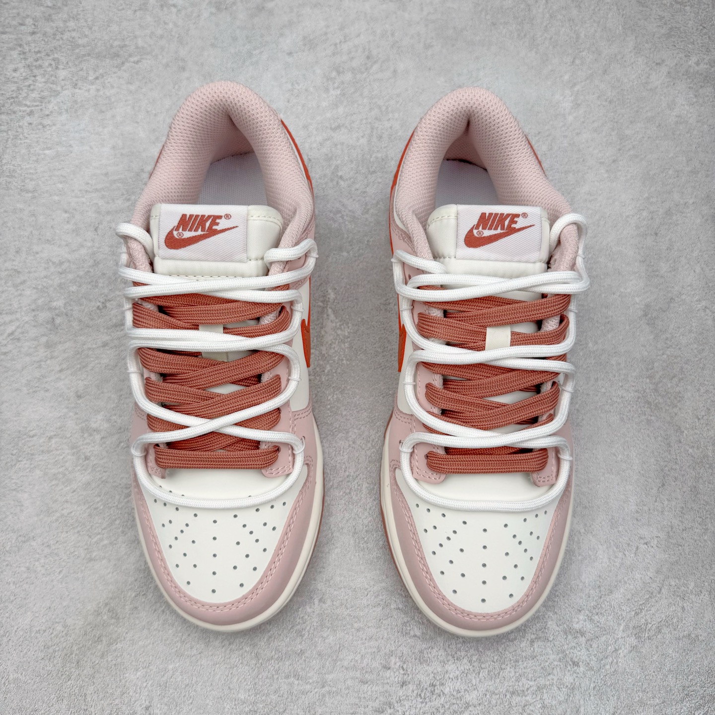 图片[2]-＃YC纯原 NK Dunk Low 温柔豆沙 PC0528-105 当柔雾粉褪去甜腻，如晨光中初绽的玫瑰，与纯净的珍珠白皮革共同勾勒出优雅廓形。鞋身如马卡龙色盘般柔和，豆沙粉Swoosh似笔锋勾勒的弧线，悄然将街头潮酷基因融入每一寸温柔肌理。后跟压印「Good Luck」幸运签名，是藏在细节里的仪式感，无需刻意张扬，温柔本身就是强大的磁场。定制系列天花板 无原鞋不开发 全系列得物原鞋一比一校对开发 配色持续更新中 终端对接 优势输出 全套原厂楦头原纸板数据档案倾力打造 原汁原味莞产 极致还原 圈内最强针车工艺 高端零售指定版 广东原厂配套原盒原标 鞋盒分三个尺码段 原厂冲刀 超高清洁度 全鞋零毛边皮料切割 采用原厂百宏鞋带以及原厂百宏织唛舌标 内标可供原厂几率过验 进口原装条纹中底布 四线拉帮白色点胶 原厂拉帮手法遵循公司 原厂电绣 极致还原 尺码：36 36.5 37.5 38 38.5 39 40 40.5 41 42 42.5 43 44 44.5 45 46-选品中心