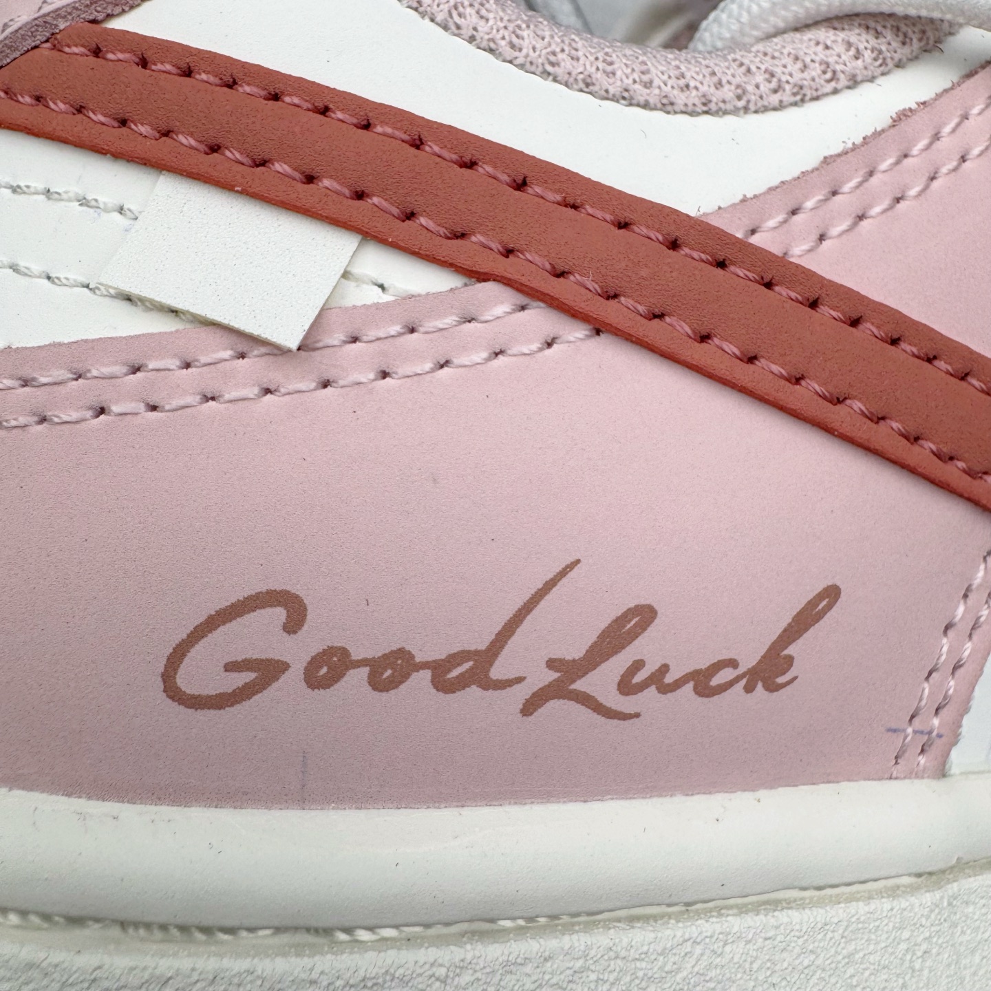 图片[16]-＃YC纯原 NK Dunk Low 温柔豆沙 PC0528-105 当柔雾粉褪去甜腻，如晨光中初绽的玫瑰，与纯净的珍珠白皮革共同勾勒出优雅廓形。鞋身如马卡龙色盘般柔和，豆沙粉Swoosh似笔锋勾勒的弧线，悄然将街头潮酷基因融入每一寸温柔肌理。后跟压印「Good Luck」幸运签名，是藏在细节里的仪式感，无需刻意张扬，温柔本身就是强大的磁场。定制系列天花板 无原鞋不开发 全系列得物原鞋一比一校对开发 配色持续更新中 终端对接 优势输出 全套原厂楦头原纸板数据档案倾力打造 原汁原味莞产 极致还原 圈内最强针车工艺 高端零售指定版 广东原厂配套原盒原标 鞋盒分三个尺码段 原厂冲刀 超高清洁度 全鞋零毛边皮料切割 采用原厂百宏鞋带以及原厂百宏织唛舌标 内标可供原厂几率过验 进口原装条纹中底布 四线拉帮白色点胶 原厂拉帮手法遵循公司 原厂电绣 极致还原 尺码：36 36.5 37.5 38 38.5 39 40 40.5 41 42 42.5 43 44 44.5 45 46-选品中心