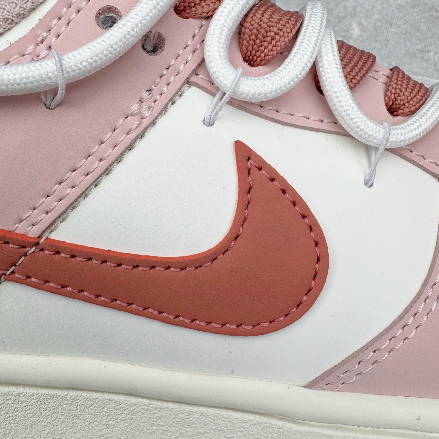 图片[17]-＃YC纯原 NK Dunk Low 温柔豆沙 PC0528-105 当柔雾粉褪去甜腻，如晨光中初绽的玫瑰，与纯净的珍珠白皮革共同勾勒出优雅廓形。鞋身如马卡龙色盘般柔和，豆沙粉Swoosh似笔锋勾勒的弧线，悄然将街头潮酷基因融入每一寸温柔肌理。后跟压印「Good Luck」幸运签名，是藏在细节里的仪式感，无需刻意张扬，温柔本身就是强大的磁场。定制系列天花板 无原鞋不开发 全系列得物原鞋一比一校对开发 配色持续更新中 终端对接 优势输出 全套原厂楦头原纸板数据档案倾力打造 原汁原味莞产 极致还原 圈内最强针车工艺 高端零售指定版 广东原厂配套原盒原标 鞋盒分三个尺码段 原厂冲刀 超高清洁度 全鞋零毛边皮料切割 采用原厂百宏鞋带以及原厂百宏织唛舌标 内标可供原厂几率过验 进口原装条纹中底布 四线拉帮白色点胶 原厂拉帮手法遵循公司 原厂电绣 极致还原 尺码：36 36.5 37.5 38 38.5 39 40 40.5 41 42 42.5 43 44 44.5 45 46-选品中心