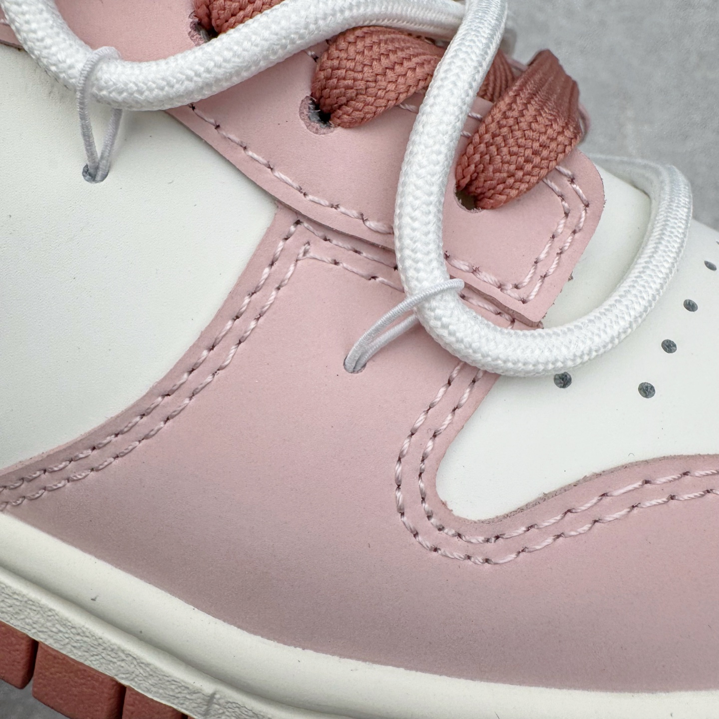 图片[18]-＃YC纯原 NK Dunk Low 温柔豆沙 PC0528-105 当柔雾粉褪去甜腻，如晨光中初绽的玫瑰，与纯净的珍珠白皮革共同勾勒出优雅廓形。鞋身如马卡龙色盘般柔和，豆沙粉Swoosh似笔锋勾勒的弧线，悄然将街头潮酷基因融入每一寸温柔肌理。后跟压印「Good Luck」幸运签名，是藏在细节里的仪式感，无需刻意张扬，温柔本身就是强大的磁场。定制系列天花板 无原鞋不开发 全系列得物原鞋一比一校对开发 配色持续更新中 终端对接 优势输出 全套原厂楦头原纸板数据档案倾力打造 原汁原味莞产 极致还原 圈内最强针车工艺 高端零售指定版 广东原厂配套原盒原标 鞋盒分三个尺码段 原厂冲刀 超高清洁度 全鞋零毛边皮料切割 采用原厂百宏鞋带以及原厂百宏织唛舌标 内标可供原厂几率过验 进口原装条纹中底布 四线拉帮白色点胶 原厂拉帮手法遵循公司 原厂电绣 极致还原 尺码：36 36.5 37.5 38 38.5 39 40 40.5 41 42 42.5 43 44 44.5 45 46-选品中心