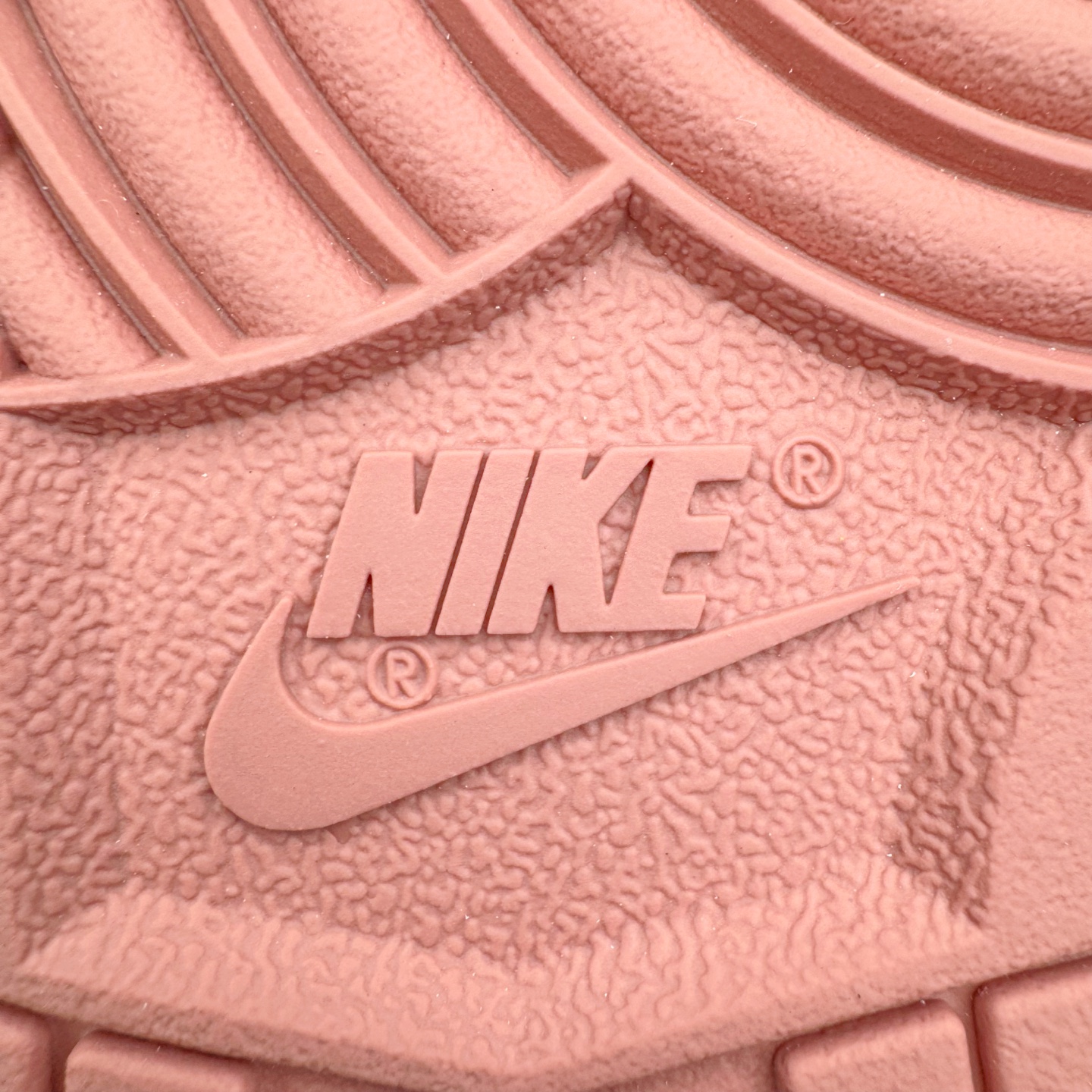 图片[14]-＃YC纯原 NK Dunk Low 温柔豆沙 PC0528-105 当柔雾粉褪去甜腻，如晨光中初绽的玫瑰，与纯净的珍珠白皮革共同勾勒出优雅廓形。鞋身如马卡龙色盘般柔和，豆沙粉Swoosh似笔锋勾勒的弧线，悄然将街头潮酷基因融入每一寸温柔肌理。后跟压印「Good Luck」幸运签名，是藏在细节里的仪式感，无需刻意张扬，温柔本身就是强大的磁场。定制系列天花板 无原鞋不开发 全系列得物原鞋一比一校对开发 配色持续更新中 终端对接 优势输出 全套原厂楦头原纸板数据档案倾力打造 原汁原味莞产 极致还原 圈内最强针车工艺 高端零售指定版 广东原厂配套原盒原标 鞋盒分三个尺码段 原厂冲刀 超高清洁度 全鞋零毛边皮料切割 采用原厂百宏鞋带以及原厂百宏织唛舌标 内标可供原厂几率过验 进口原装条纹中底布 四线拉帮白色点胶 原厂拉帮手法遵循公司 原厂电绣 极致还原 尺码：36 36.5 37.5 38 38.5 39 40 40.5 41 42 42.5 43 44 44.5 45 46-选品中心