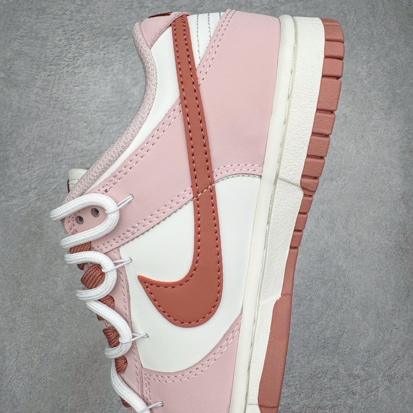 图片[7]-＃YC纯原 NK Dunk Low 温柔豆沙 PC0528-105 当柔雾粉褪去甜腻，如晨光中初绽的玫瑰，与纯净的珍珠白皮革共同勾勒出优雅廓形。鞋身如马卡龙色盘般柔和，豆沙粉Swoosh似笔锋勾勒的弧线，悄然将街头潮酷基因融入每一寸温柔肌理。后跟压印「Good Luck」幸运签名，是藏在细节里的仪式感，无需刻意张扬，温柔本身就是强大的磁场。定制系列天花板 无原鞋不开发 全系列得物原鞋一比一校对开发 配色持续更新中 终端对接 优势输出 全套原厂楦头原纸板数据档案倾力打造 原汁原味莞产 极致还原 圈内最强针车工艺 高端零售指定版 广东原厂配套原盒原标 鞋盒分三个尺码段 原厂冲刀 超高清洁度 全鞋零毛边皮料切割 采用原厂百宏鞋带以及原厂百宏织唛舌标 内标可供原厂几率过验 进口原装条纹中底布 四线拉帮白色点胶 原厂拉帮手法遵循公司 原厂电绣 极致还原 尺码：36 36.5 37.5 38 38.5 39 40 40.5 41 42 42.5 43 44 44.5 45 46-选品中心