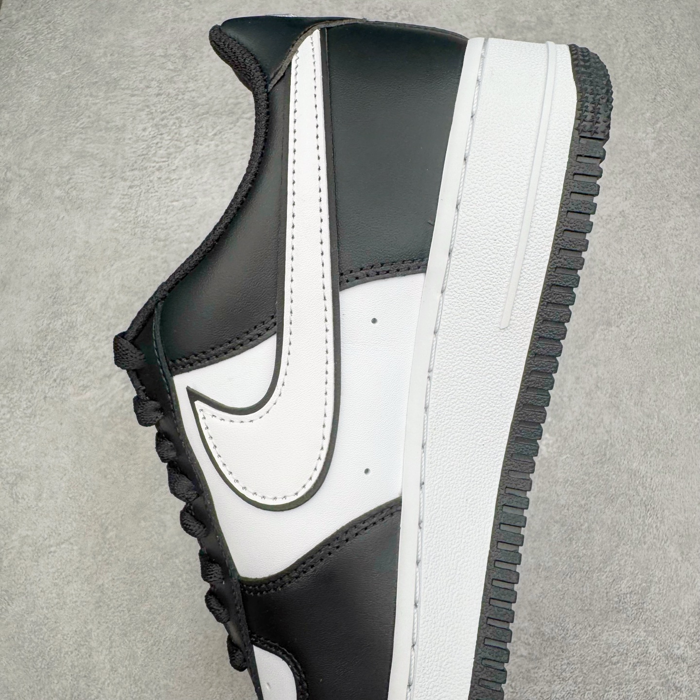 图片[7]-＃GX NK Air Force 1 Low \’07 空军一号低帮经典板鞋 黑白熊猫 DV0788-001 经典老鞋 完美复刻 不规则波浪大底咬花 全鞋电脑针车 工整有序 视觉效果满分 原厂拉帮手法 标准四线 密度针距针孔大小控制到位 原装反口里网布海绵 正确卡色网眼大小 新版鞋撑改用纸团代替 原厂港宝加持完美还原灵魂版型 原盒原配从里到外百分百还原 原厂全头层原厂皮料 原标原盒 内置Sole气垫 中底白色背胶 中底划线 已经无限的接近公司 原厂楦头 原厂刺绣 后跟弧度修正 独家私模最大开发到48.5 尺码：35.5 36 37.5 38 38.5 39 40 40.5 41 42 42.5 43 44 44.5 45 46 47.5 48.5-选品中心