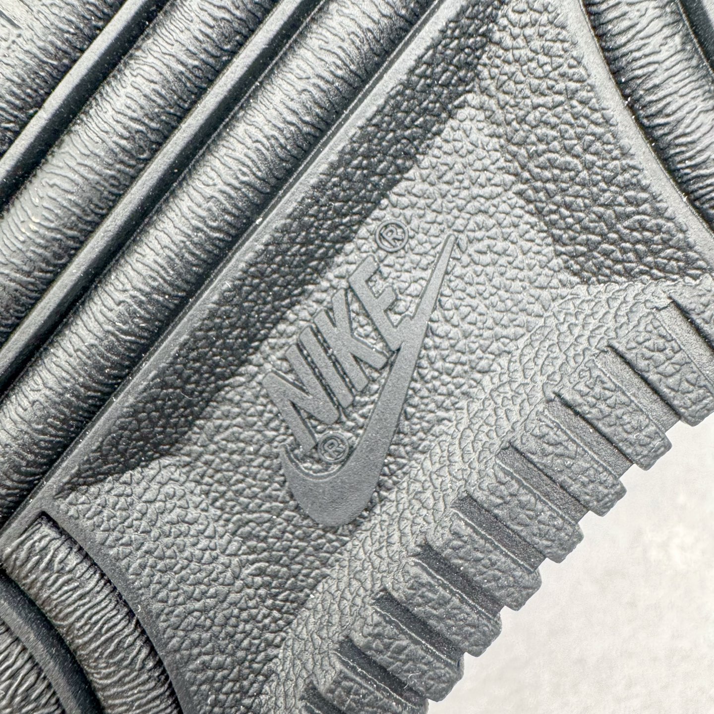 图片[11]-＃GX NK Air Force 1 Low \’07 空军一号低帮经典板鞋 黑白熊猫 DV0788-001 经典老鞋 完美复刻 不规则波浪大底咬花 全鞋电脑针车 工整有序 视觉效果满分 原厂拉帮手法 标准四线 密度针距针孔大小控制到位 原装反口里网布海绵 正确卡色网眼大小 新版鞋撑改用纸团代替 原厂港宝加持完美还原灵魂版型 原盒原配从里到外百分百还原 原厂全头层原厂皮料 原标原盒 内置Sole气垫 中底白色背胶 中底划线 已经无限的接近公司 原厂楦头 原厂刺绣 后跟弧度修正 独家私模最大开发到48.5 尺码：35.5 36 37.5 38 38.5 39 40 40.5 41 42 42.5 43 44 44.5 45 46 47.5 48.5-选品中心