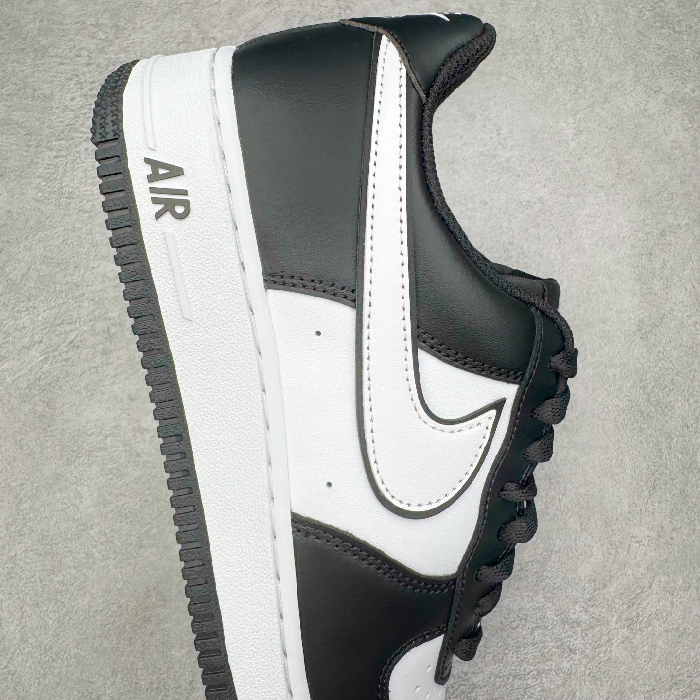 图片[6]-＃GX NK Air Force 1 Low \’07 空军一号低帮经典板鞋 黑白熊猫 DV0788-001 经典老鞋 完美复刻 不规则波浪大底咬花 全鞋电脑针车 工整有序 视觉效果满分 原厂拉帮手法 标准四线 密度针距针孔大小控制到位 原装反口里网布海绵 正确卡色网眼大小 新版鞋撑改用纸团代替 原厂港宝加持完美还原灵魂版型 原盒原配从里到外百分百还原 原厂全头层原厂皮料 原标原盒 内置Sole气垫 中底白色背胶 中底划线 已经无限的接近公司 原厂楦头 原厂刺绣 后跟弧度修正 独家私模最大开发到48.5 尺码：35.5 36 37.5 38 38.5 39 40 40.5 41 42 42.5 43 44 44.5 45 46 47.5 48.5-选品中心