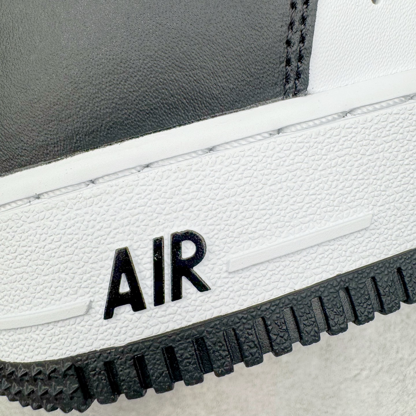 图片[12]-＃GX NK Air Force 1 Low \’07 空军一号低帮经典板鞋 黑白熊猫 DV0788-001 经典老鞋 完美复刻 不规则波浪大底咬花 全鞋电脑针车 工整有序 视觉效果满分 原厂拉帮手法 标准四线 密度针距针孔大小控制到位 原装反口里网布海绵 正确卡色网眼大小 新版鞋撑改用纸团代替 原厂港宝加持完美还原灵魂版型 原盒原配从里到外百分百还原 原厂全头层原厂皮料 原标原盒 内置Sole气垫 中底白色背胶 中底划线 已经无限的接近公司 原厂楦头 原厂刺绣 后跟弧度修正 独家私模最大开发到48.5 尺码：35.5 36 37.5 38 38.5 39 40 40.5 41 42 42.5 43 44 44.5 45 46 47.5 48.5-选品中心