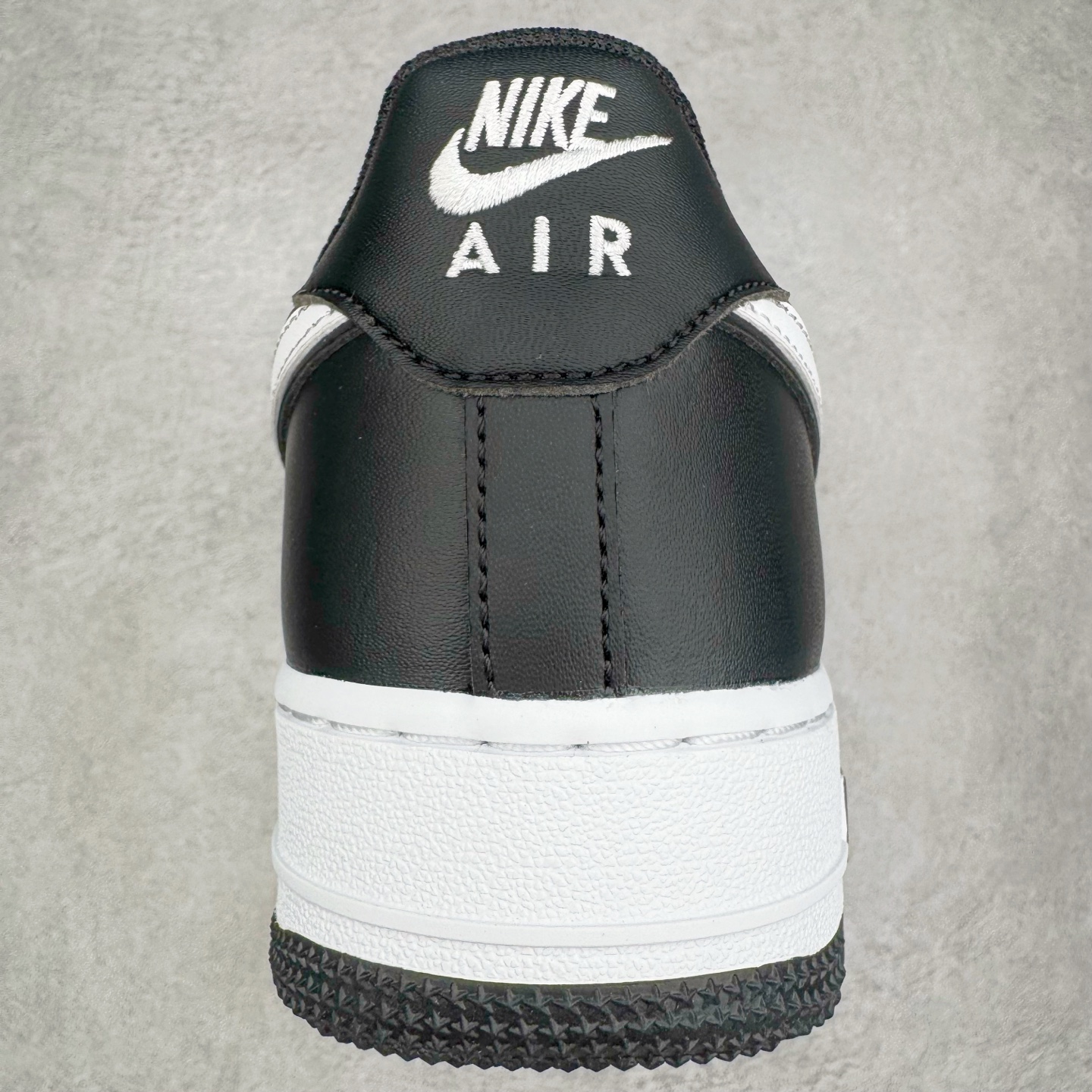 图片[8]-＃GX NK Air Force 1 Low \’07 空军一号低帮经典板鞋 黑白熊猫 DV0788-001 经典老鞋 完美复刻 不规则波浪大底咬花 全鞋电脑针车 工整有序 视觉效果满分 原厂拉帮手法 标准四线 密度针距针孔大小控制到位 原装反口里网布海绵 正确卡色网眼大小 新版鞋撑改用纸团代替 原厂港宝加持完美还原灵魂版型 原盒原配从里到外百分百还原 原厂全头层原厂皮料 原标原盒 内置Sole气垫 中底白色背胶 中底划线 已经无限的接近公司 原厂楦头 原厂刺绣 后跟弧度修正 独家私模最大开发到48.5 尺码：35.5 36 37.5 38 38.5 39 40 40.5 41 42 42.5 43 44 44.5 45 46 47.5 48.5-选品中心