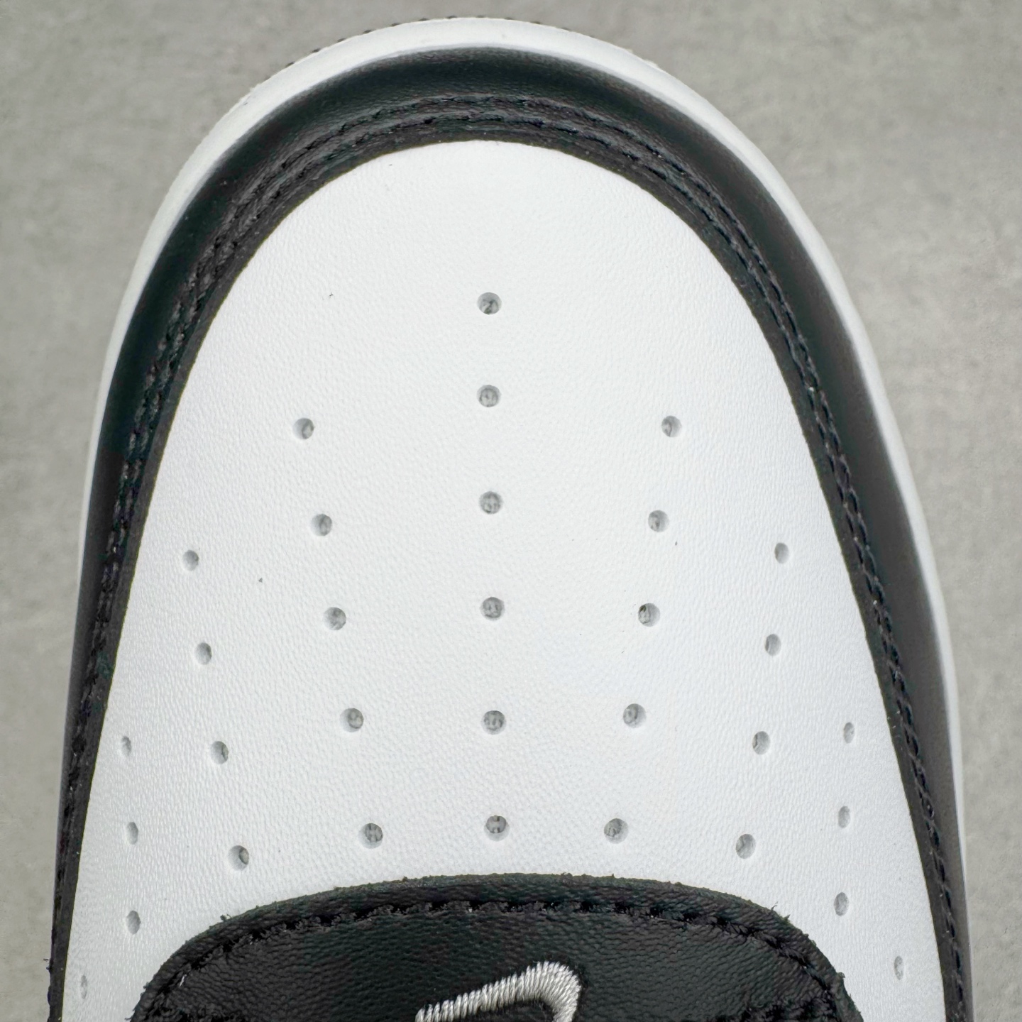 图片[15]-＃GX NK Air Force 1 Low \’07 空军一号低帮经典板鞋 黑白熊猫 DV0788-001 经典老鞋 完美复刻 不规则波浪大底咬花 全鞋电脑针车 工整有序 视觉效果满分 原厂拉帮手法 标准四线 密度针距针孔大小控制到位 原装反口里网布海绵 正确卡色网眼大小 新版鞋撑改用纸团代替 原厂港宝加持完美还原灵魂版型 原盒原配从里到外百分百还原 原厂全头层原厂皮料 原标原盒 内置Sole气垫 中底白色背胶 中底划线 已经无限的接近公司 原厂楦头 原厂刺绣 后跟弧度修正 独家私模最大开发到48.5 尺码：35.5 36 37.5 38 38.5 39 40 40.5 41 42 42.5 43 44 44.5 45 46 47.5 48.5-选品中心