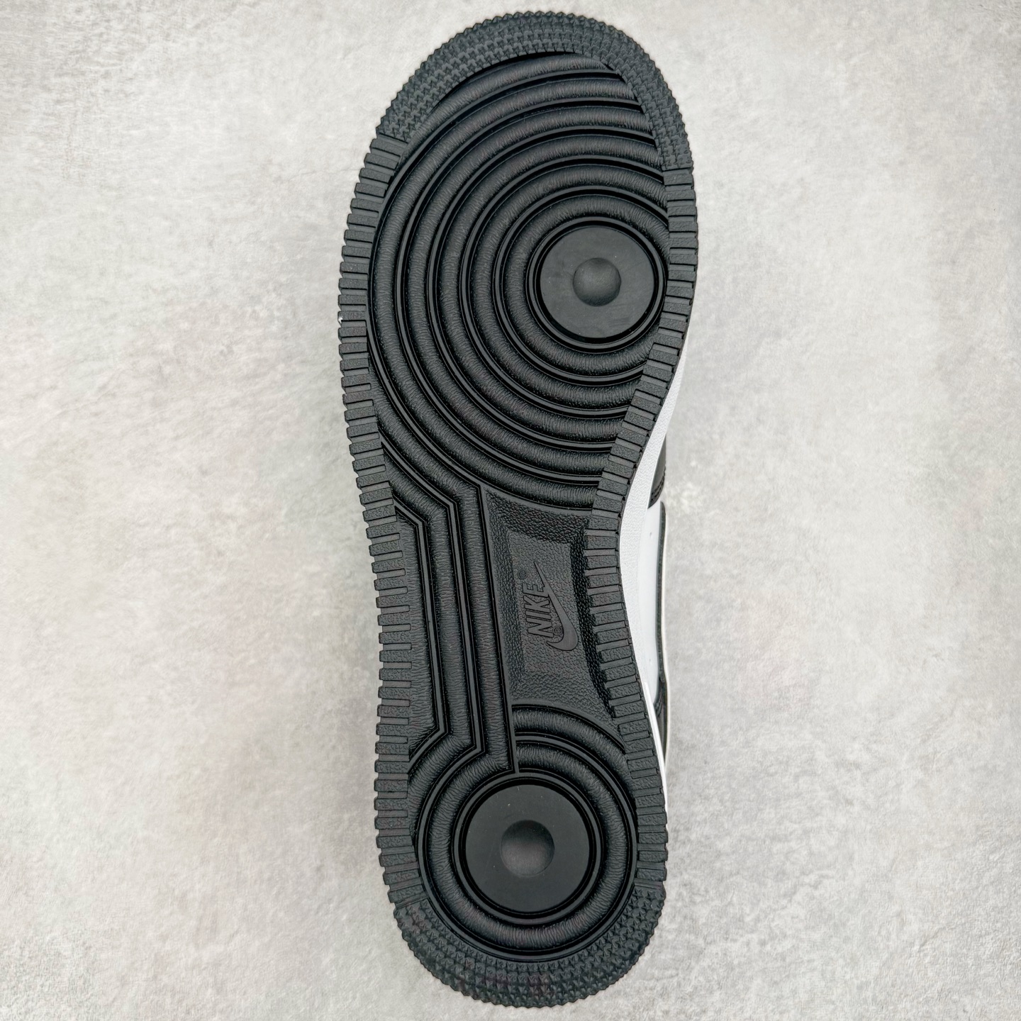 图片[9]-＃GX NK Air Force 1 Low \’07 空军一号低帮经典板鞋 黑白熊猫 DV0788-001 经典老鞋 完美复刻 不规则波浪大底咬花 全鞋电脑针车 工整有序 视觉效果满分 原厂拉帮手法 标准四线 密度针距针孔大小控制到位 原装反口里网布海绵 正确卡色网眼大小 新版鞋撑改用纸团代替 原厂港宝加持完美还原灵魂版型 原盒原配从里到外百分百还原 原厂全头层原厂皮料 原标原盒 内置Sole气垫 中底白色背胶 中底划线 已经无限的接近公司 原厂楦头 原厂刺绣 后跟弧度修正 独家私模最大开发到48.5 尺码：35.5 36 37.5 38 38.5 39 40 40.5 41 42 42.5 43 44 44.5 45 46 47.5 48.5-选品中心