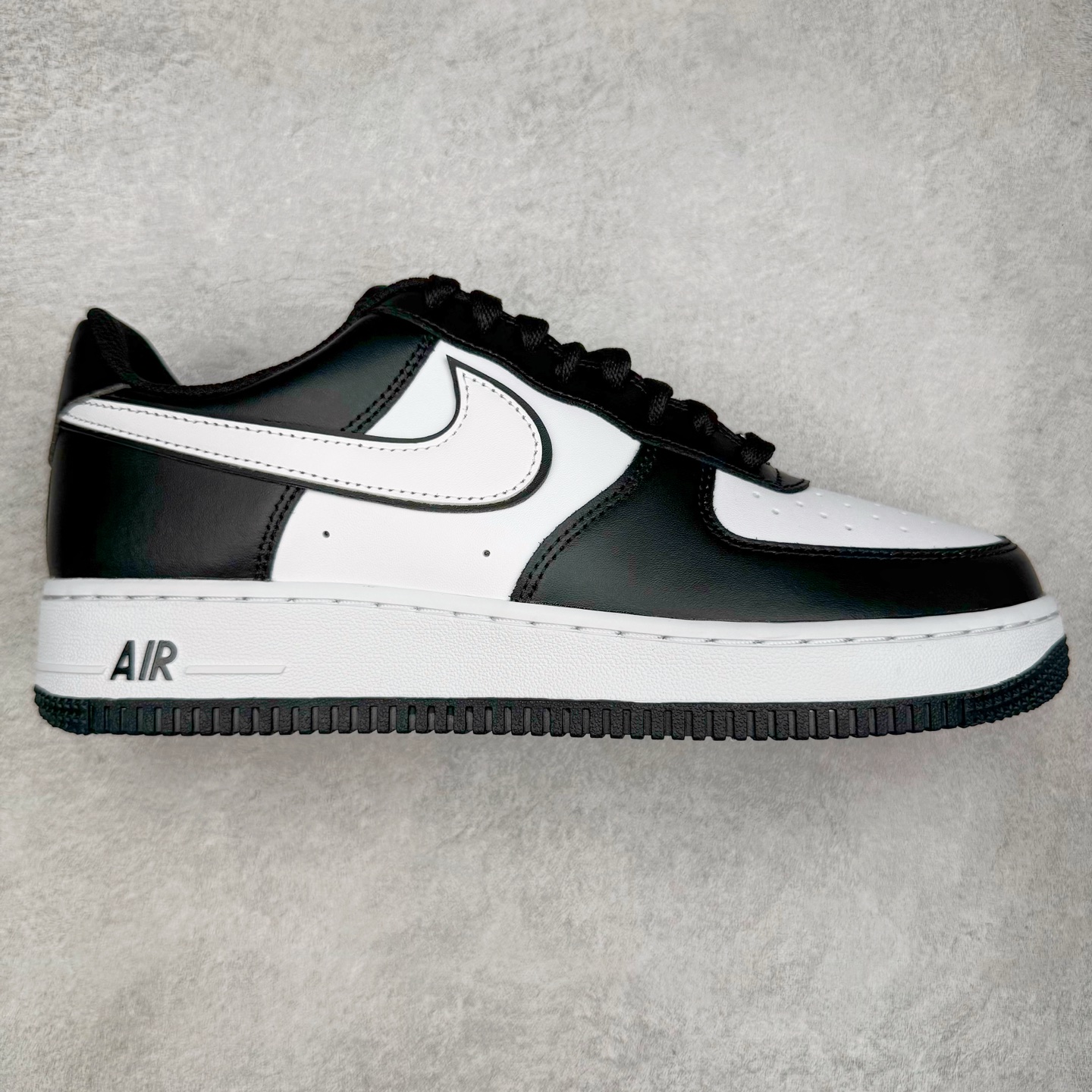 ＃GX NK Air Force 1 Low \’07 空军一号低帮经典板鞋 黑白熊猫 DV0788-001 经典老鞋 完美复刻 不规则波浪大底咬花 全鞋电脑针车 工整有序 视觉效果满分 原厂拉帮手法 标准四线 密度针距针孔大小控制到位 原装反口里网布海绵 正确卡色网眼大小 新版鞋撑改用纸团代替 原厂港宝加持完美还原灵魂版型 原盒原配从里到外百分百还原 原厂全头层原厂皮料 原标原盒 内置Sole气垫 中底白色背胶 中底划线 已经无限的接近公司 原厂楦头 原厂刺绣 后跟弧度修正 独家私模最大开发到48.5 尺码：35.5 36 37.5 38 38.5 39 40 40.5 41 42 42.5 43 44 44.5 45 46 47.5 48.5-选品中心