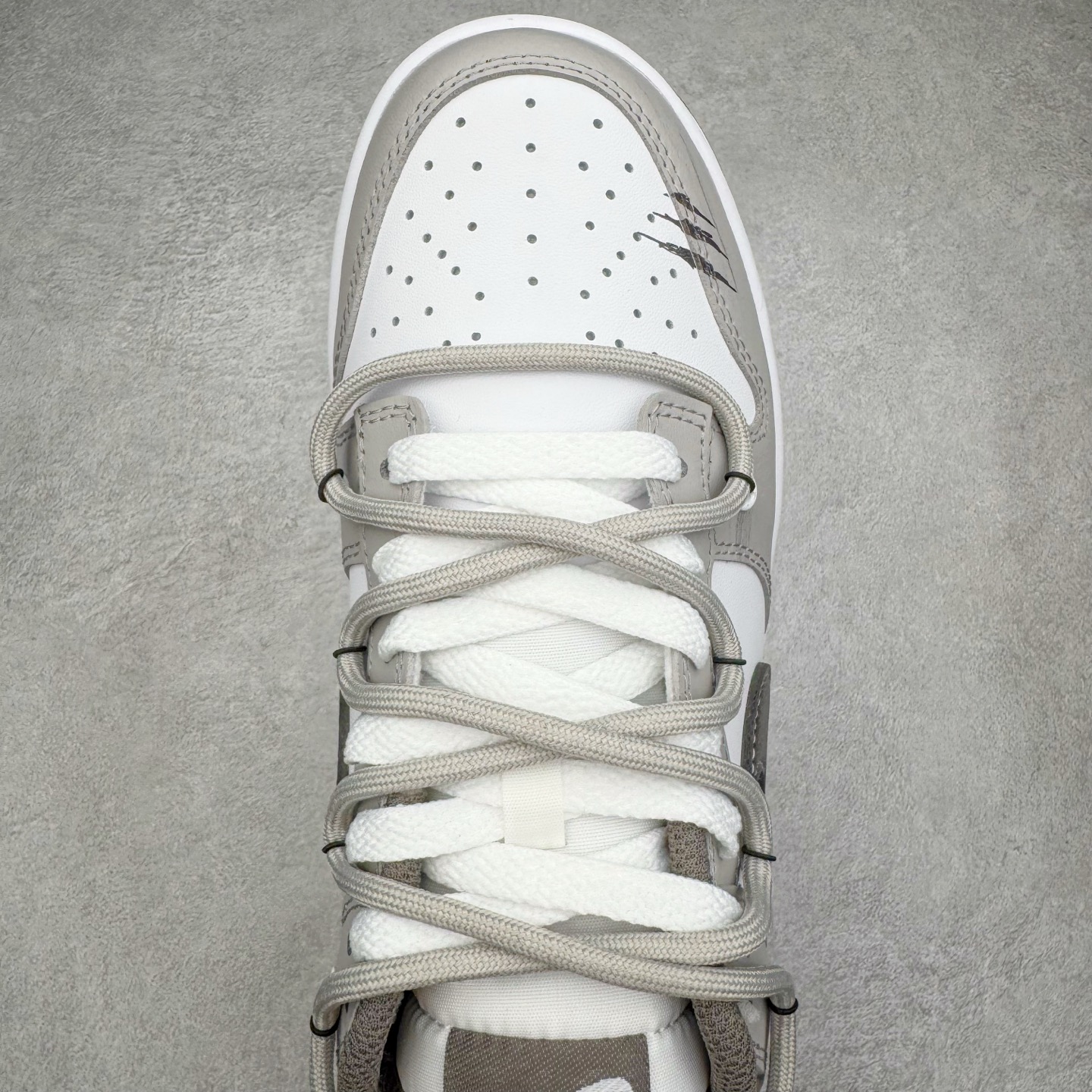 图片[4]-＃YC纯原 NK Dunk Low 灰度法则 HF5441-111 此款以浅灰为主色调，鞋面刻意处理的刮痕纹理，赋予鞋子独特的时间故事感。做旧质感Swoosh 与侧边“SILENCE”涂鸦字迹呼应，用复古笔触书写街头态度。深棕色外底压住整体色调，沉稳不沉闷，为低调配色注入沉稳层次。定制系列天花板 无原鞋不开发 全系列得物原鞋一比一校对开发 配色持续更新中 终端对接 优势输出 全套原厂楦头原纸板数据档案倾力打造 原汁原味莞产 极致还原 圈内最强针车工艺 高端零售指定版 广东原厂配套原盒原标 鞋盒分三个尺码段 原厂冲刀 超高清洁度 全鞋零毛边皮料切割 采用原厂百宏鞋带以及原厂百宏织唛舌标 内标可供原厂几率过验 进口原装条纹中底布 四线拉帮白色点胶 原厂拉帮手法遵循公司 原厂电绣 极致还原 尺码：36 36.5 37.5 38 38.5 39 40 40.5 41 42 42.5 43 44 44.5 45 46-选品中心