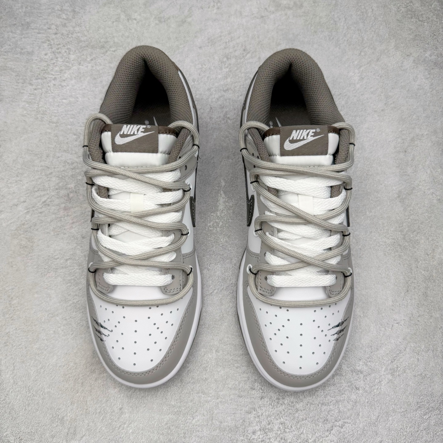 图片[2]-＃YC纯原 NK Dunk Low 灰度法则 HF5441-111 此款以浅灰为主色调，鞋面刻意处理的刮痕纹理，赋予鞋子独特的时间故事感。做旧质感Swoosh 与侧边“SILENCE”涂鸦字迹呼应，用复古笔触书写街头态度。深棕色外底压住整体色调，沉稳不沉闷，为低调配色注入沉稳层次。定制系列天花板 无原鞋不开发 全系列得物原鞋一比一校对开发 配色持续更新中 终端对接 优势输出 全套原厂楦头原纸板数据档案倾力打造 原汁原味莞产 极致还原 圈内最强针车工艺 高端零售指定版 广东原厂配套原盒原标 鞋盒分三个尺码段 原厂冲刀 超高清洁度 全鞋零毛边皮料切割 采用原厂百宏鞋带以及原厂百宏织唛舌标 内标可供原厂几率过验 进口原装条纹中底布 四线拉帮白色点胶 原厂拉帮手法遵循公司 原厂电绣 极致还原 尺码：36 36.5 37.5 38 38.5 39 40 40.5 41 42 42.5 43 44 44.5 45 46-选品中心