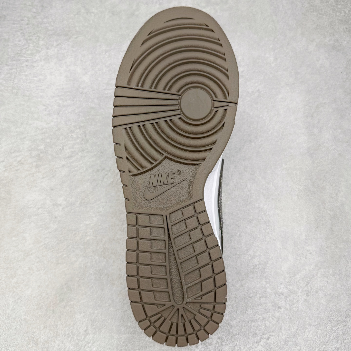 图片[9]-＃YC纯原 NK Dunk Low 灰度法则 HF5441-111 此款以浅灰为主色调，鞋面刻意处理的刮痕纹理，赋予鞋子独特的时间故事感。做旧质感Swoosh 与侧边“SILENCE”涂鸦字迹呼应，用复古笔触书写街头态度。深棕色外底压住整体色调，沉稳不沉闷，为低调配色注入沉稳层次。定制系列天花板 无原鞋不开发 全系列得物原鞋一比一校对开发 配色持续更新中 终端对接 优势输出 全套原厂楦头原纸板数据档案倾力打造 原汁原味莞产 极致还原 圈内最强针车工艺 高端零售指定版 广东原厂配套原盒原标 鞋盒分三个尺码段 原厂冲刀 超高清洁度 全鞋零毛边皮料切割 采用原厂百宏鞋带以及原厂百宏织唛舌标 内标可供原厂几率过验 进口原装条纹中底布 四线拉帮白色点胶 原厂拉帮手法遵循公司 原厂电绣 极致还原 尺码：36 36.5 37.5 38 38.5 39 40 40.5 41 42 42.5 43 44 44.5 45 46-选品中心