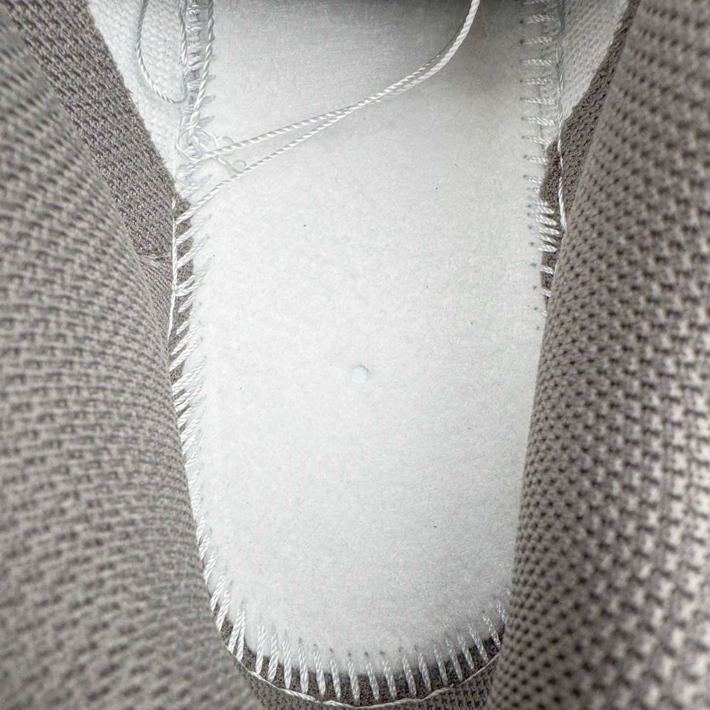 图片[10]-＃YC纯原 NK Dunk Low 灰度法则 HF5441-111 此款以浅灰为主色调，鞋面刻意处理的刮痕纹理，赋予鞋子独特的时间故事感。做旧质感Swoosh 与侧边“SILENCE”涂鸦字迹呼应，用复古笔触书写街头态度。深棕色外底压住整体色调，沉稳不沉闷，为低调配色注入沉稳层次。定制系列天花板 无原鞋不开发 全系列得物原鞋一比一校对开发 配色持续更新中 终端对接 优势输出 全套原厂楦头原纸板数据档案倾力打造 原汁原味莞产 极致还原 圈内最强针车工艺 高端零售指定版 广东原厂配套原盒原标 鞋盒分三个尺码段 原厂冲刀 超高清洁度 全鞋零毛边皮料切割 采用原厂百宏鞋带以及原厂百宏织唛舌标 内标可供原厂几率过验 进口原装条纹中底布 四线拉帮白色点胶 原厂拉帮手法遵循公司 原厂电绣 极致还原 尺码：36 36.5 37.5 38 38.5 39 40 40.5 41 42 42.5 43 44 44.5 45 46-选品中心