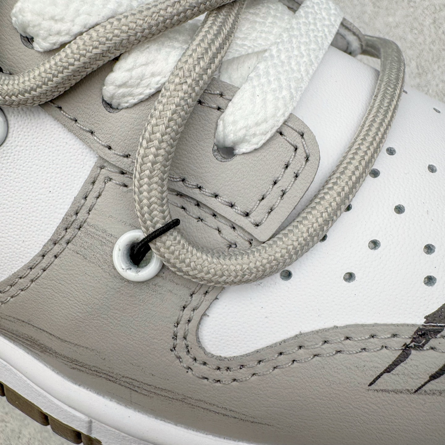 图片[19]-＃YC纯原 NK Dunk Low 灰度法则 HF5441-111 此款以浅灰为主色调，鞋面刻意处理的刮痕纹理，赋予鞋子独特的时间故事感。做旧质感Swoosh 与侧边“SILENCE”涂鸦字迹呼应，用复古笔触书写街头态度。深棕色外底压住整体色调，沉稳不沉闷，为低调配色注入沉稳层次。定制系列天花板 无原鞋不开发 全系列得物原鞋一比一校对开发 配色持续更新中 终端对接 优势输出 全套原厂楦头原纸板数据档案倾力打造 原汁原味莞产 极致还原 圈内最强针车工艺 高端零售指定版 广东原厂配套原盒原标 鞋盒分三个尺码段 原厂冲刀 超高清洁度 全鞋零毛边皮料切割 采用原厂百宏鞋带以及原厂百宏织唛舌标 内标可供原厂几率过验 进口原装条纹中底布 四线拉帮白色点胶 原厂拉帮手法遵循公司 原厂电绣 极致还原 尺码：36 36.5 37.5 38 38.5 39 40 40.5 41 42 42.5 43 44 44.5 45 46-选品中心
