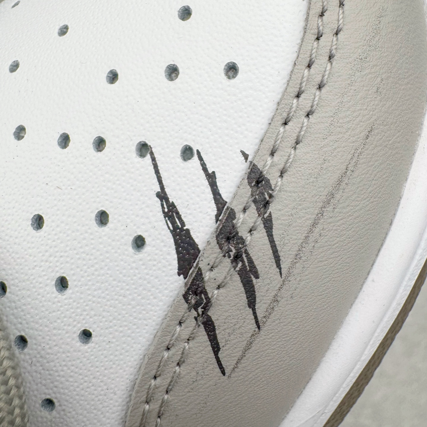 图片[14]-＃YC纯原 NK Dunk Low 灰度法则 HF5441-111 此款以浅灰为主色调，鞋面刻意处理的刮痕纹理，赋予鞋子独特的时间故事感。做旧质感Swoosh 与侧边“SILENCE”涂鸦字迹呼应，用复古笔触书写街头态度。深棕色外底压住整体色调，沉稳不沉闷，为低调配色注入沉稳层次。定制系列天花板 无原鞋不开发 全系列得物原鞋一比一校对开发 配色持续更新中 终端对接 优势输出 全套原厂楦头原纸板数据档案倾力打造 原汁原味莞产 极致还原 圈内最强针车工艺 高端零售指定版 广东原厂配套原盒原标 鞋盒分三个尺码段 原厂冲刀 超高清洁度 全鞋零毛边皮料切割 采用原厂百宏鞋带以及原厂百宏织唛舌标 内标可供原厂几率过验 进口原装条纹中底布 四线拉帮白色点胶 原厂拉帮手法遵循公司 原厂电绣 极致还原 尺码：36 36.5 37.5 38 38.5 39 40 40.5 41 42 42.5 43 44 44.5 45 46-选品中心