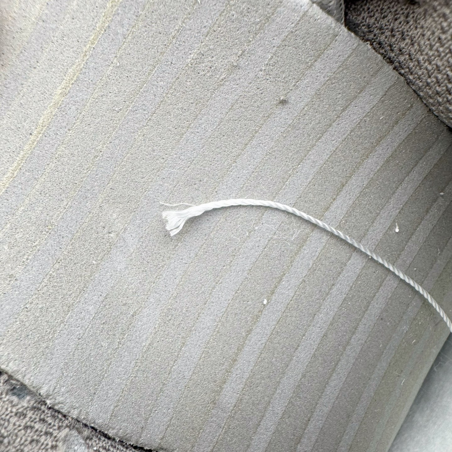 图片[11]-＃YC纯原 NK Dunk Low 灰度法则 HF5441-111 此款以浅灰为主色调，鞋面刻意处理的刮痕纹理，赋予鞋子独特的时间故事感。做旧质感Swoosh 与侧边“SILENCE”涂鸦字迹呼应，用复古笔触书写街头态度。深棕色外底压住整体色调，沉稳不沉闷，为低调配色注入沉稳层次。定制系列天花板 无原鞋不开发 全系列得物原鞋一比一校对开发 配色持续更新中 终端对接 优势输出 全套原厂楦头原纸板数据档案倾力打造 原汁原味莞产 极致还原 圈内最强针车工艺 高端零售指定版 广东原厂配套原盒原标 鞋盒分三个尺码段 原厂冲刀 超高清洁度 全鞋零毛边皮料切割 采用原厂百宏鞋带以及原厂百宏织唛舌标 内标可供原厂几率过验 进口原装条纹中底布 四线拉帮白色点胶 原厂拉帮手法遵循公司 原厂电绣 极致还原 尺码：36 36.5 37.5 38 38.5 39 40 40.5 41 42 42.5 43 44 44.5 45 46-选品中心