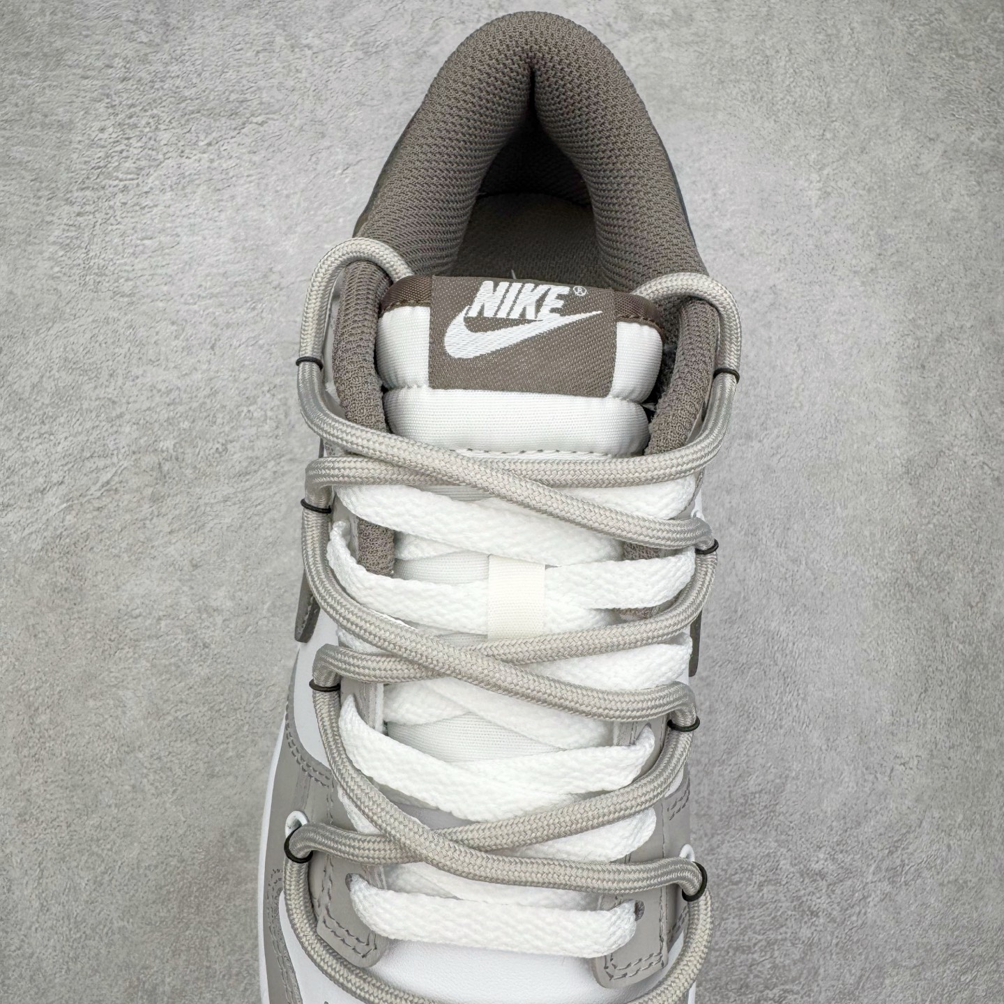 图片[5]-＃YC纯原 NK Dunk Low 灰度法则 HF5441-111 此款以浅灰为主色调，鞋面刻意处理的刮痕纹理，赋予鞋子独特的时间故事感。做旧质感Swoosh 与侧边“SILENCE”涂鸦字迹呼应，用复古笔触书写街头态度。深棕色外底压住整体色调，沉稳不沉闷，为低调配色注入沉稳层次。定制系列天花板 无原鞋不开发 全系列得物原鞋一比一校对开发 配色持续更新中 终端对接 优势输出 全套原厂楦头原纸板数据档案倾力打造 原汁原味莞产 极致还原 圈内最强针车工艺 高端零售指定版 广东原厂配套原盒原标 鞋盒分三个尺码段 原厂冲刀 超高清洁度 全鞋零毛边皮料切割 采用原厂百宏鞋带以及原厂百宏织唛舌标 内标可供原厂几率过验 进口原装条纹中底布 四线拉帮白色点胶 原厂拉帮手法遵循公司 原厂电绣 极致还原 尺码：36 36.5 37.5 38 38.5 39 40 40.5 41 42 42.5 43 44 44.5 45 46-选品中心