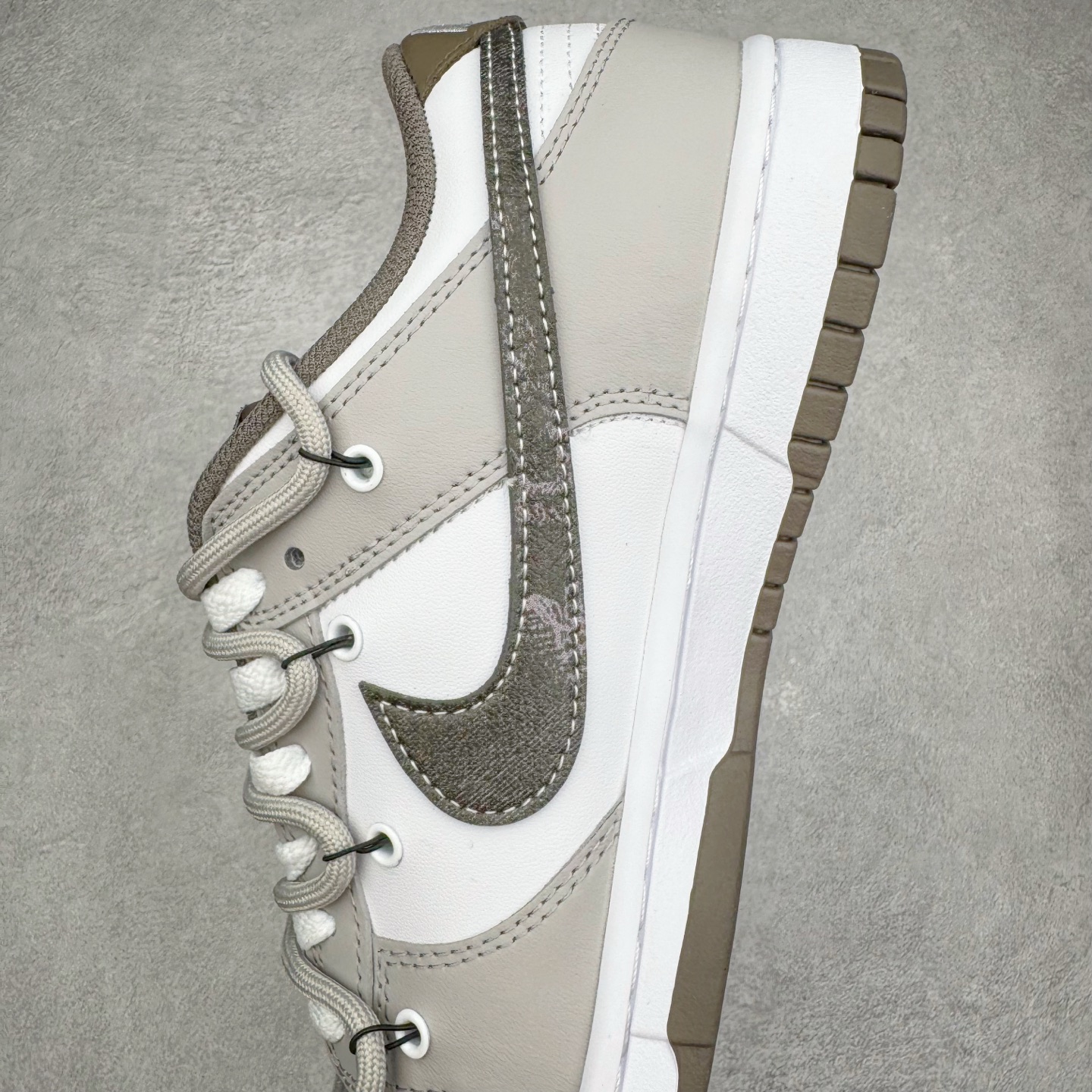 图片[7]-＃YC纯原 NK Dunk Low 灰度法则 HF5441-111 此款以浅灰为主色调，鞋面刻意处理的刮痕纹理，赋予鞋子独特的时间故事感。做旧质感Swoosh 与侧边“SILENCE”涂鸦字迹呼应，用复古笔触书写街头态度。深棕色外底压住整体色调，沉稳不沉闷，为低调配色注入沉稳层次。定制系列天花板 无原鞋不开发 全系列得物原鞋一比一校对开发 配色持续更新中 终端对接 优势输出 全套原厂楦头原纸板数据档案倾力打造 原汁原味莞产 极致还原 圈内最强针车工艺 高端零售指定版 广东原厂配套原盒原标 鞋盒分三个尺码段 原厂冲刀 超高清洁度 全鞋零毛边皮料切割 采用原厂百宏鞋带以及原厂百宏织唛舌标 内标可供原厂几率过验 进口原装条纹中底布 四线拉帮白色点胶 原厂拉帮手法遵循公司 原厂电绣 极致还原 尺码：36 36.5 37.5 38 38.5 39 40 40.5 41 42 42.5 43 44 44.5 45 46-选品中心