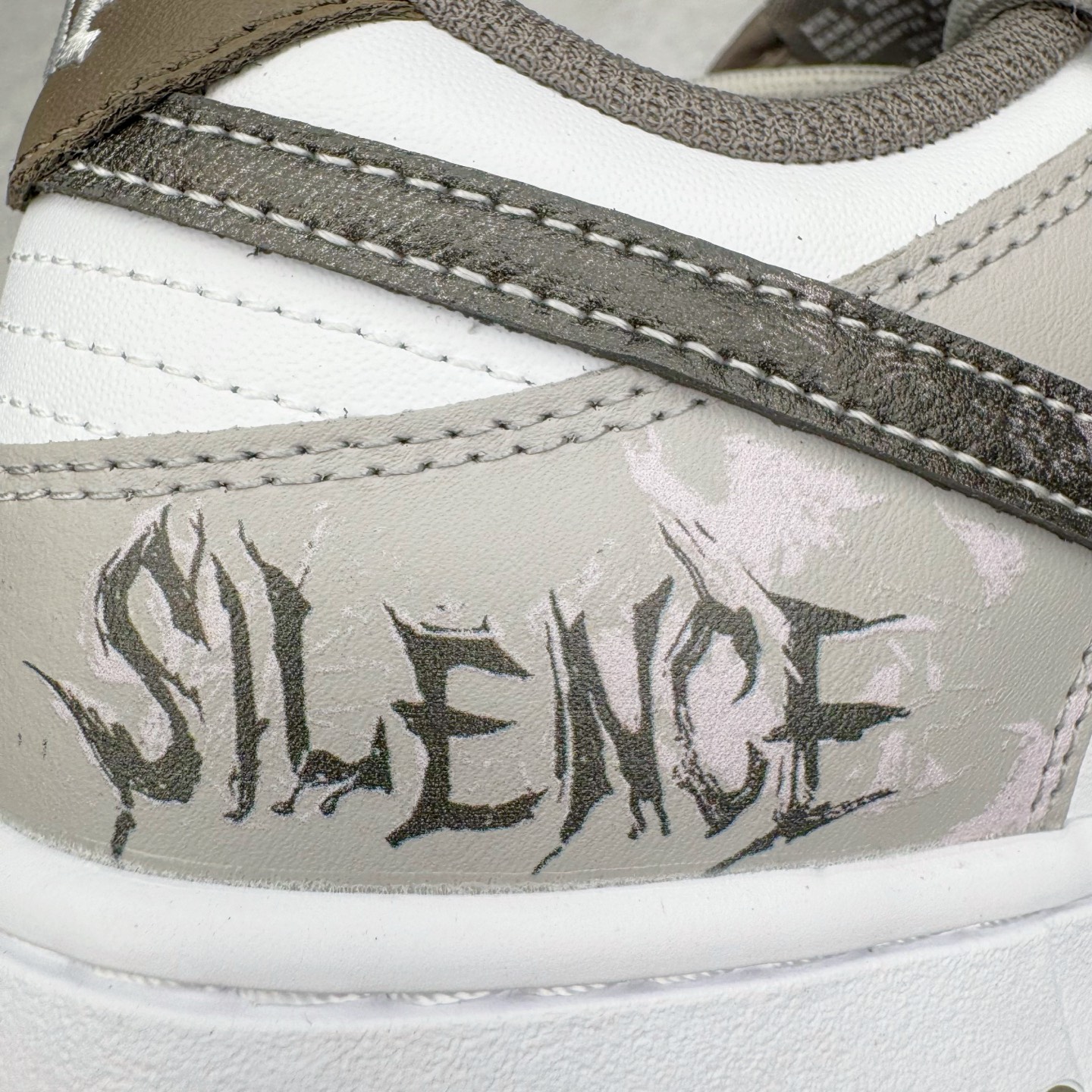 图片[17]-＃YC纯原 NK Dunk Low 灰度法则 HF5441-111 此款以浅灰为主色调，鞋面刻意处理的刮痕纹理，赋予鞋子独特的时间故事感。做旧质感Swoosh 与侧边“SILENCE”涂鸦字迹呼应，用复古笔触书写街头态度。深棕色外底压住整体色调，沉稳不沉闷，为低调配色注入沉稳层次。定制系列天花板 无原鞋不开发 全系列得物原鞋一比一校对开发 配色持续更新中 终端对接 优势输出 全套原厂楦头原纸板数据档案倾力打造 原汁原味莞产 极致还原 圈内最强针车工艺 高端零售指定版 广东原厂配套原盒原标 鞋盒分三个尺码段 原厂冲刀 超高清洁度 全鞋零毛边皮料切割 采用原厂百宏鞋带以及原厂百宏织唛舌标 内标可供原厂几率过验 进口原装条纹中底布 四线拉帮白色点胶 原厂拉帮手法遵循公司 原厂电绣 极致还原 尺码：36 36.5 37.5 38 38.5 39 40 40.5 41 42 42.5 43 44 44.5 45 46-选品中心