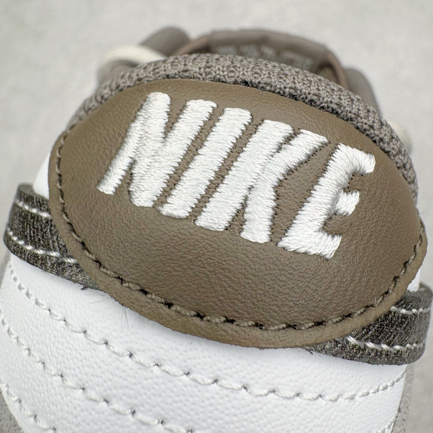 图片[16]-＃YC纯原 NK Dunk Low 灰度法则 HF5441-111 此款以浅灰为主色调，鞋面刻意处理的刮痕纹理，赋予鞋子独特的时间故事感。做旧质感Swoosh 与侧边“SILENCE”涂鸦字迹呼应，用复古笔触书写街头态度。深棕色外底压住整体色调，沉稳不沉闷，为低调配色注入沉稳层次。定制系列天花板 无原鞋不开发 全系列得物原鞋一比一校对开发 配色持续更新中 终端对接 优势输出 全套原厂楦头原纸板数据档案倾力打造 原汁原味莞产 极致还原 圈内最强针车工艺 高端零售指定版 广东原厂配套原盒原标 鞋盒分三个尺码段 原厂冲刀 超高清洁度 全鞋零毛边皮料切割 采用原厂百宏鞋带以及原厂百宏织唛舌标 内标可供原厂几率过验 进口原装条纹中底布 四线拉帮白色点胶 原厂拉帮手法遵循公司 原厂电绣 极致还原 尺码：36 36.5 37.5 38 38.5 39 40 40.5 41 42 42.5 43 44 44.5 45 46-选品中心