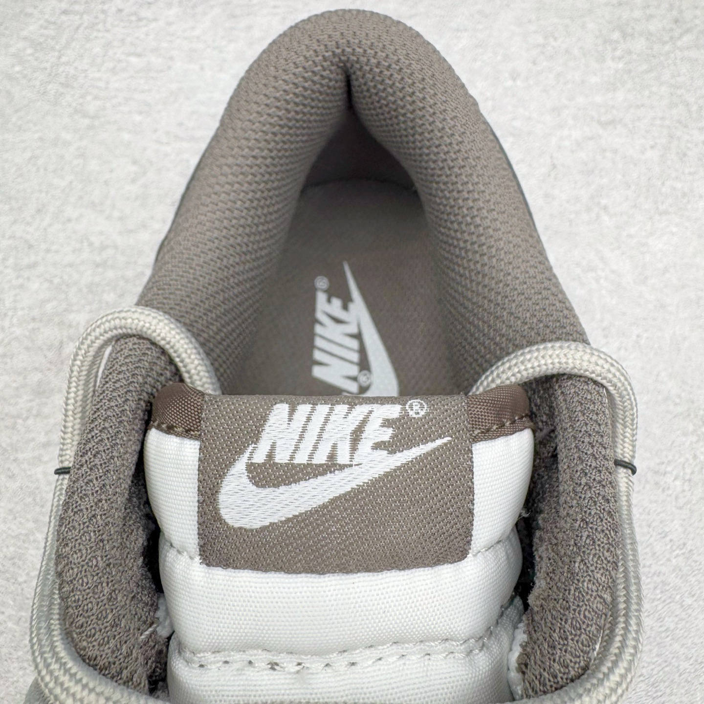 图片[13]-＃YC纯原 NK Dunk Low 灰度法则 HF5441-111 此款以浅灰为主色调，鞋面刻意处理的刮痕纹理，赋予鞋子独特的时间故事感。做旧质感Swoosh 与侧边“SILENCE”涂鸦字迹呼应，用复古笔触书写街头态度。深棕色外底压住整体色调，沉稳不沉闷，为低调配色注入沉稳层次。定制系列天花板 无原鞋不开发 全系列得物原鞋一比一校对开发 配色持续更新中 终端对接 优势输出 全套原厂楦头原纸板数据档案倾力打造 原汁原味莞产 极致还原 圈内最强针车工艺 高端零售指定版 广东原厂配套原盒原标 鞋盒分三个尺码段 原厂冲刀 超高清洁度 全鞋零毛边皮料切割 采用原厂百宏鞋带以及原厂百宏织唛舌标 内标可供原厂几率过验 进口原装条纹中底布 四线拉帮白色点胶 原厂拉帮手法遵循公司 原厂电绣 极致还原 尺码：36 36.5 37.5 38 38.5 39 40 40.5 41 42 42.5 43 44 44.5 45 46-选品中心