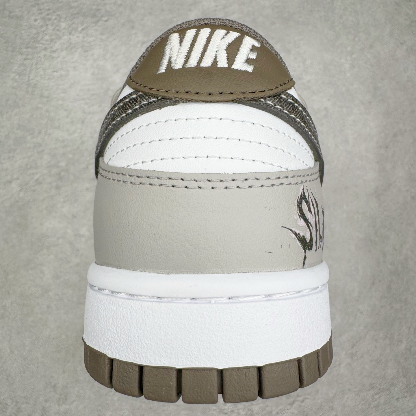 图片[8]-＃YC纯原 NK Dunk Low 灰度法则 HF5441-111 此款以浅灰为主色调，鞋面刻意处理的刮痕纹理，赋予鞋子独特的时间故事感。做旧质感Swoosh 与侧边“SILENCE”涂鸦字迹呼应，用复古笔触书写街头态度。深棕色外底压住整体色调，沉稳不沉闷，为低调配色注入沉稳层次。定制系列天花板 无原鞋不开发 全系列得物原鞋一比一校对开发 配色持续更新中 终端对接 优势输出 全套原厂楦头原纸板数据档案倾力打造 原汁原味莞产 极致还原 圈内最强针车工艺 高端零售指定版 广东原厂配套原盒原标 鞋盒分三个尺码段 原厂冲刀 超高清洁度 全鞋零毛边皮料切割 采用原厂百宏鞋带以及原厂百宏织唛舌标 内标可供原厂几率过验 进口原装条纹中底布 四线拉帮白色点胶 原厂拉帮手法遵循公司 原厂电绣 极致还原 尺码：36 36.5 37.5 38 38.5 39 40 40.5 41 42 42.5 43 44 44.5 45 46-选品中心