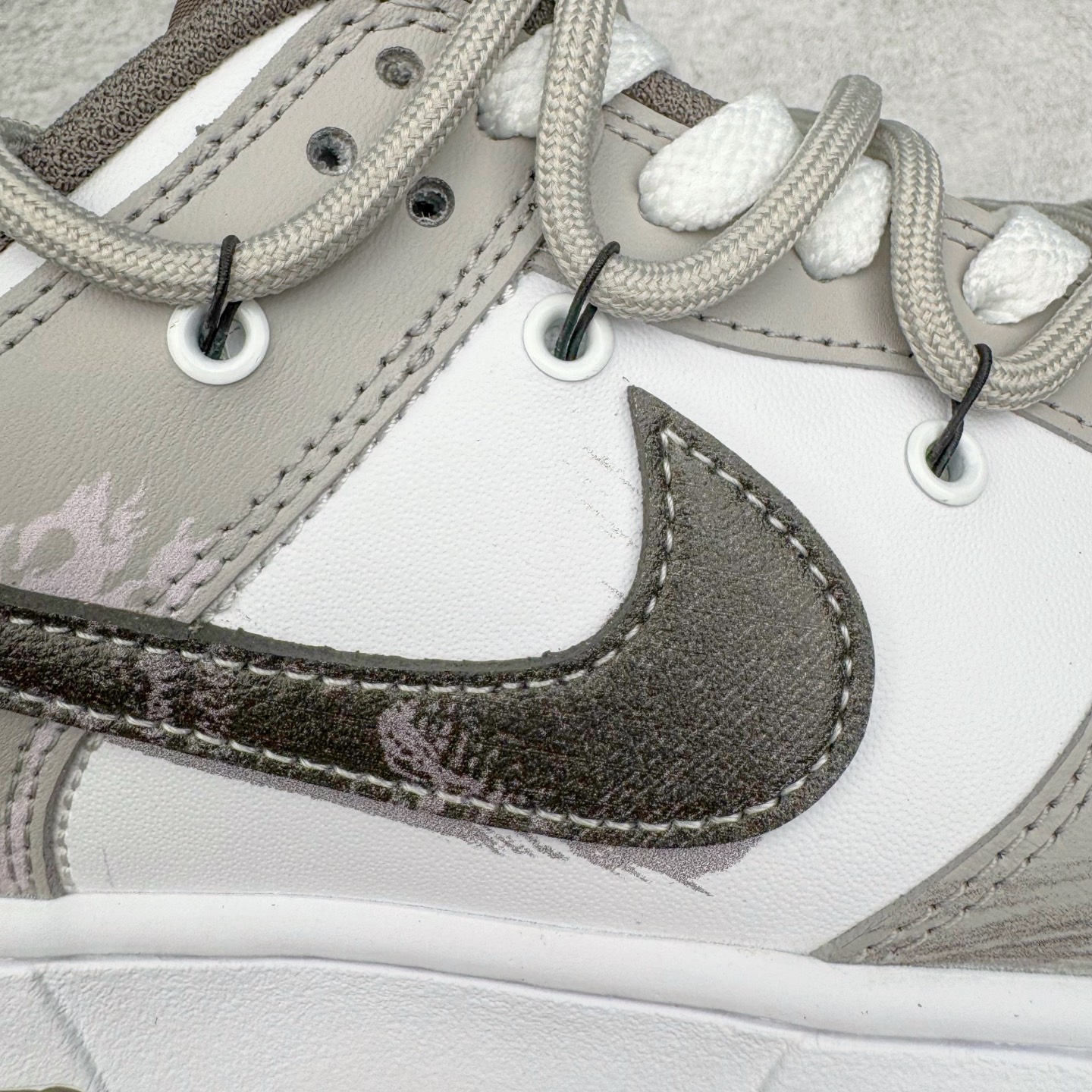图片[18]-＃YC纯原 NK Dunk Low 灰度法则 HF5441-111 此款以浅灰为主色调，鞋面刻意处理的刮痕纹理，赋予鞋子独特的时间故事感。做旧质感Swoosh 与侧边“SILENCE”涂鸦字迹呼应，用复古笔触书写街头态度。深棕色外底压住整体色调，沉稳不沉闷，为低调配色注入沉稳层次。定制系列天花板 无原鞋不开发 全系列得物原鞋一比一校对开发 配色持续更新中 终端对接 优势输出 全套原厂楦头原纸板数据档案倾力打造 原汁原味莞产 极致还原 圈内最强针车工艺 高端零售指定版 广东原厂配套原盒原标 鞋盒分三个尺码段 原厂冲刀 超高清洁度 全鞋零毛边皮料切割 采用原厂百宏鞋带以及原厂百宏织唛舌标 内标可供原厂几率过验 进口原装条纹中底布 四线拉帮白色点胶 原厂拉帮手法遵循公司 原厂电绣 极致还原 尺码：36 36.5 37.5 38 38.5 39 40 40.5 41 42 42.5 43 44 44.5 45 46-选品中心