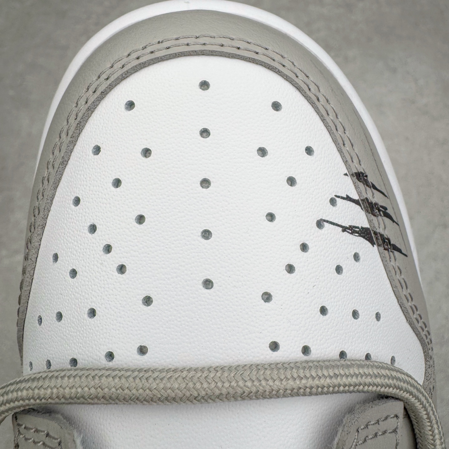 图片[15]-＃YC纯原 NK Dunk Low 灰度法则 HF5441-111 此款以浅灰为主色调，鞋面刻意处理的刮痕纹理，赋予鞋子独特的时间故事感。做旧质感Swoosh 与侧边“SILENCE”涂鸦字迹呼应，用复古笔触书写街头态度。深棕色外底压住整体色调，沉稳不沉闷，为低调配色注入沉稳层次。定制系列天花板 无原鞋不开发 全系列得物原鞋一比一校对开发 配色持续更新中 终端对接 优势输出 全套原厂楦头原纸板数据档案倾力打造 原汁原味莞产 极致还原 圈内最强针车工艺 高端零售指定版 广东原厂配套原盒原标 鞋盒分三个尺码段 原厂冲刀 超高清洁度 全鞋零毛边皮料切割 采用原厂百宏鞋带以及原厂百宏织唛舌标 内标可供原厂几率过验 进口原装条纹中底布 四线拉帮白色点胶 原厂拉帮手法遵循公司 原厂电绣 极致还原 尺码：36 36.5 37.5 38 38.5 39 40 40.5 41 42 42.5 43 44 44.5 45 46-选品中心
