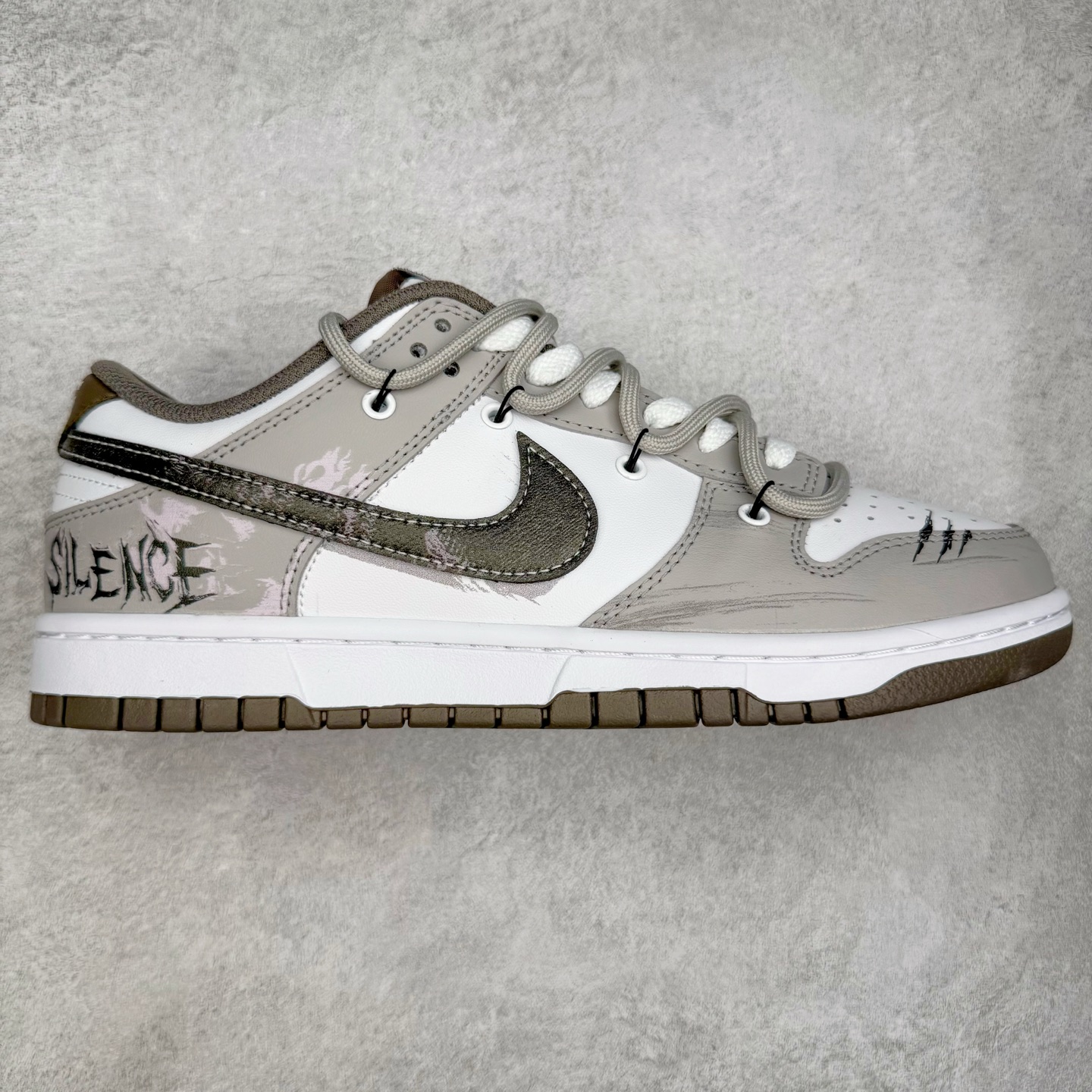 ＃YC纯原 NK Dunk Low 灰度法则 HF5441-111 此款以浅灰为主色调，鞋面刻意处理的刮痕纹理，赋予鞋子独特的时间故事感。做旧质感Swoosh 与侧边“SILENCE”涂鸦字迹呼应，用复古笔触书写街头态度。深棕色外底压住整体色调，沉稳不沉闷，为低调配色注入沉稳层次。定制系列天花板 无原鞋不开发 全系列得物原鞋一比一校对开发 配色持续更新中 终端对接 优势输出 全套原厂楦头原纸板数据档案倾力打造 原汁原味莞产 极致还原 圈内最强针车工艺 高端零售指定版 广东原厂配套原盒原标 鞋盒分三个尺码段 原厂冲刀 超高清洁度 全鞋零毛边皮料切割 采用原厂百宏鞋带以及原厂百宏织唛舌标 内标可供原厂几率过验 进口原装条纹中底布 四线拉帮白色点胶 原厂拉帮手法遵循公司 原厂电绣 极致还原 尺码：36 36.5 37.5 38 38.5 39 40 40.5 41 42 42.5 43 44 44.5 45 46-选品中心